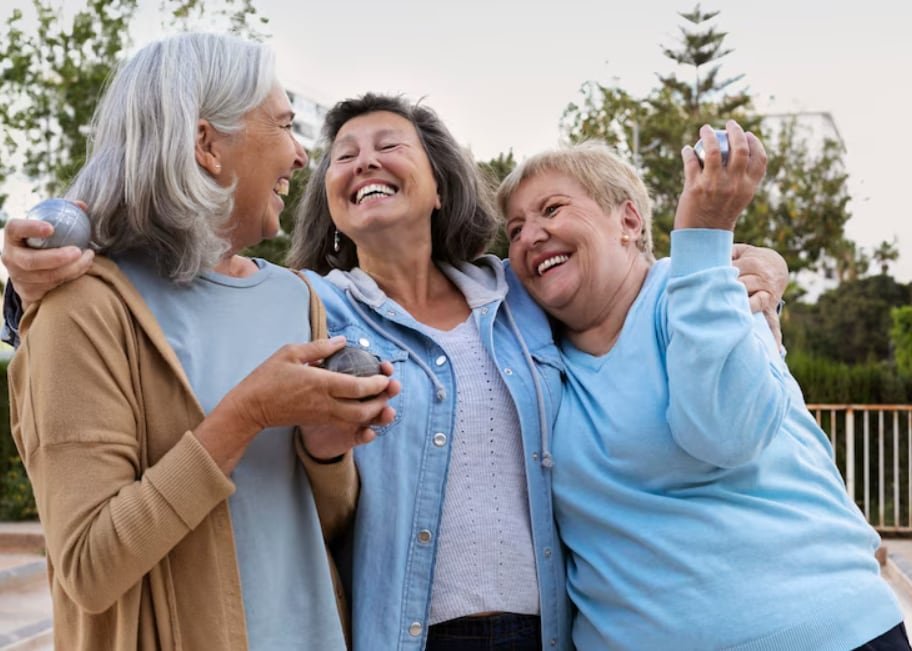 La evidencia científica sugiere que mantener vínculos sociales frecuentes y convivir con animales protege el equilibrio y la diversidad bacteriana del intestino en personas mayores. (Freepik)