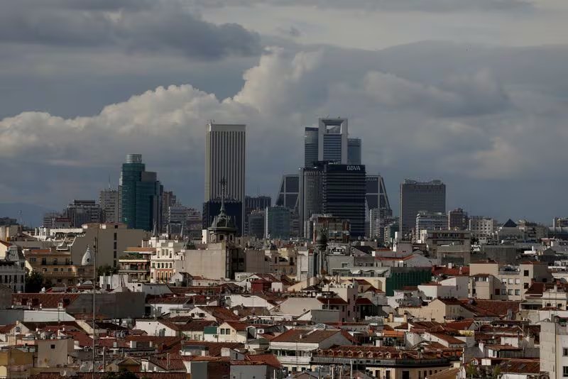 Las nubes pasan por encima de los edificios del distrito financiero de Madrid, España. 4 de junio de 2018. (Reuters / Sergio Pérez)