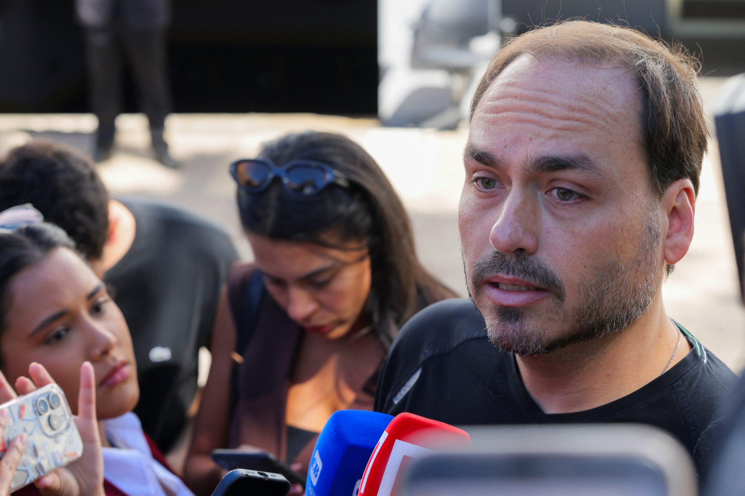 Carlos Bolsonaro expresó en la red social X su preocupación por el estado de salud de su padre en prisión (Reuters)