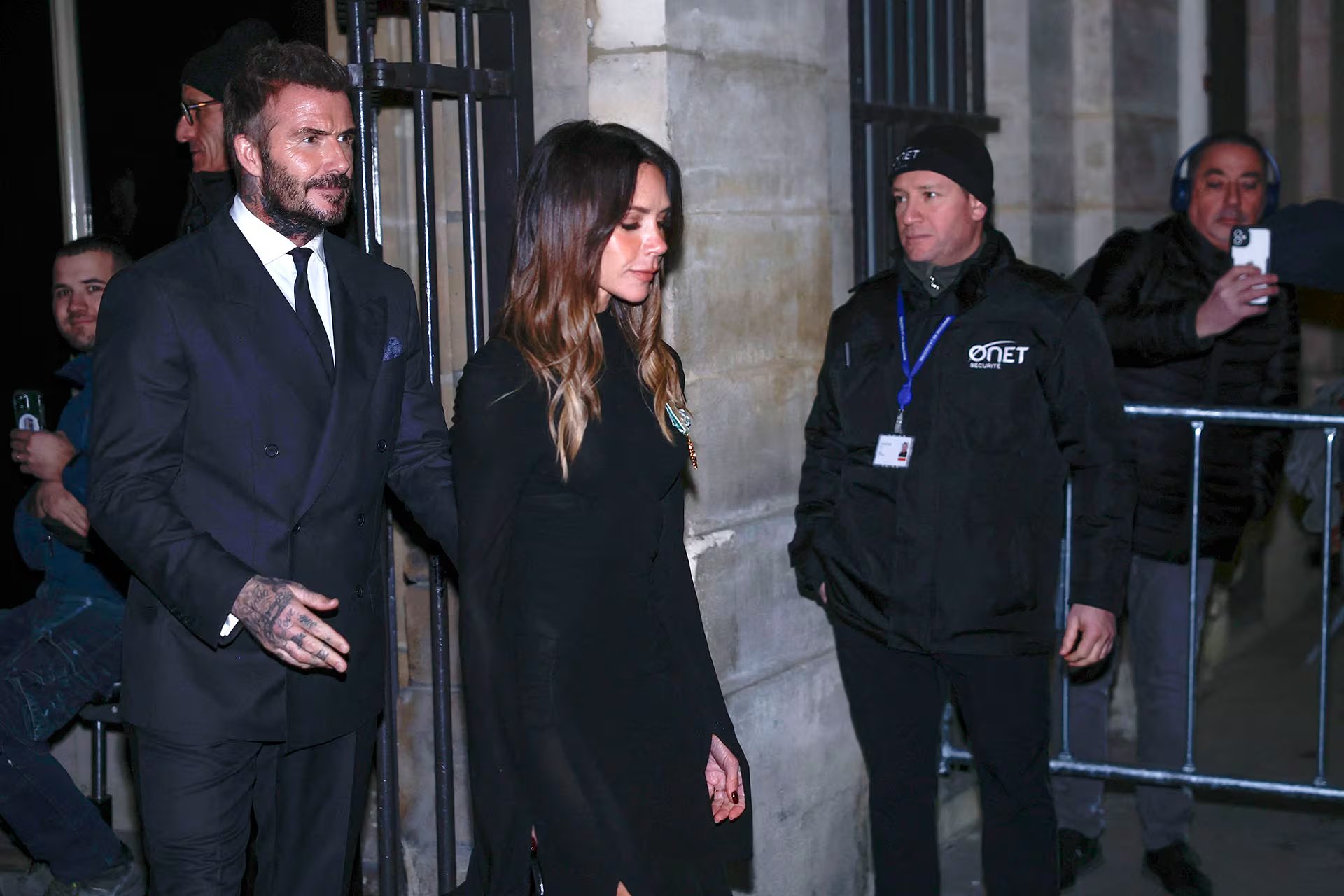 David Beckham y Victoria Beckham posan juntos en la Semana de la Alta Costura de París, mostrando unidad familiar en un evento cargado de significado personal y profesional (Sebastien DUPUY/AFP)