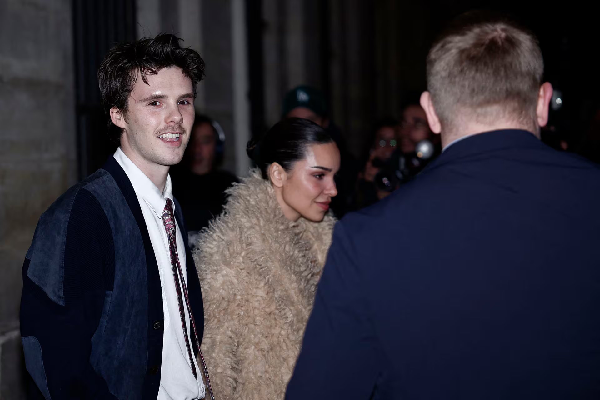 Cruz Beckham acompaña a su madre en la gala parisina, participando en la reaparición pública de la familia durante la entrega del prestigioso galardón a Victoria (Sebastien DUPUY / AFP)