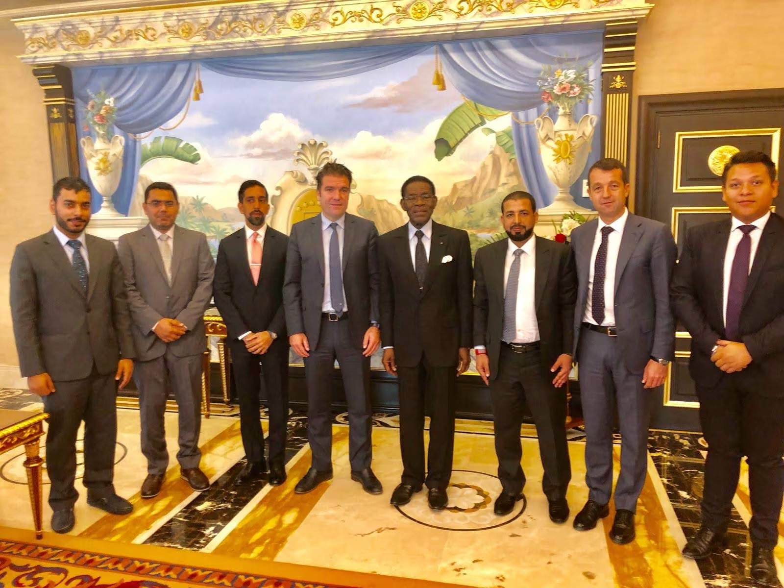 Los hermanos Escribano, acompañados por miembros del Fondo Soberano de Omán, en su visita a Teodoro Obiang