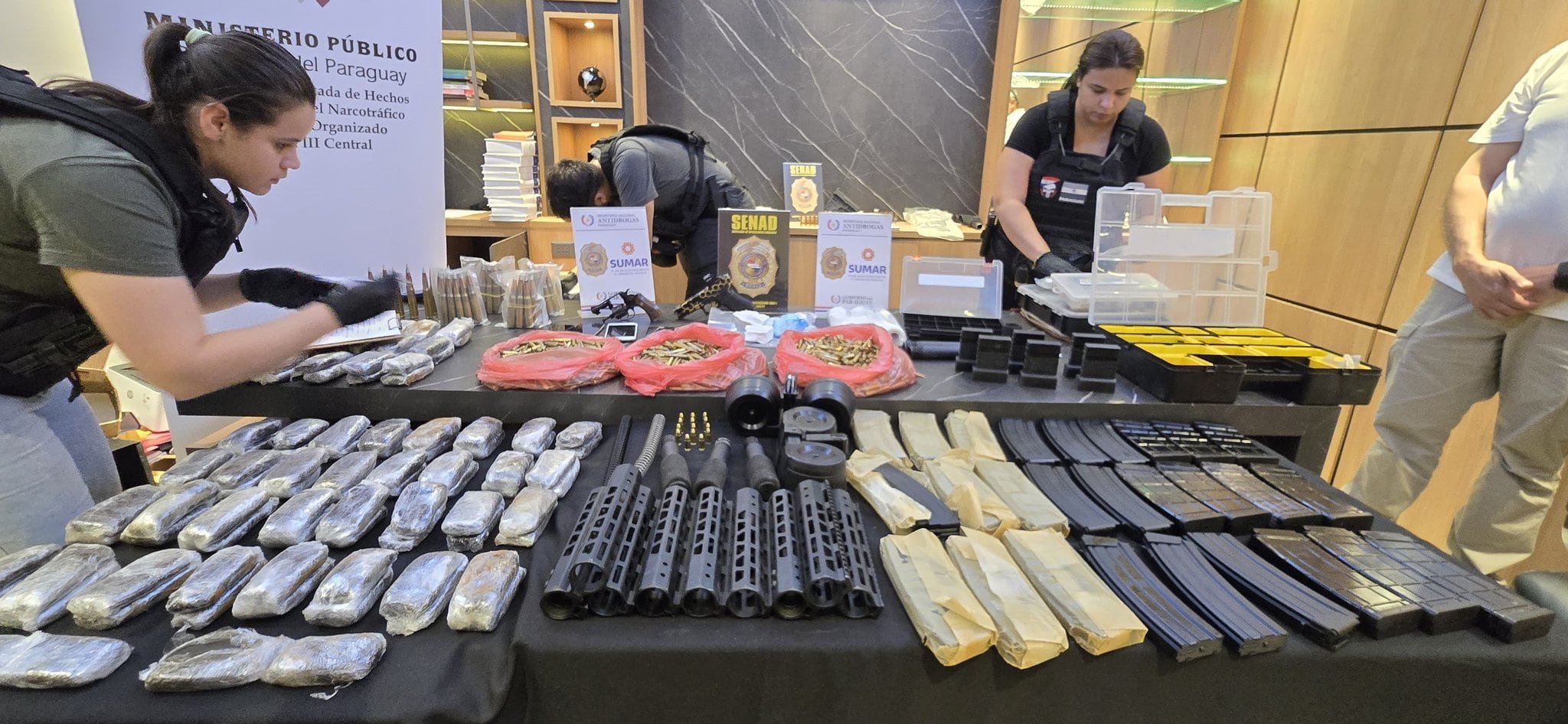 A finales de noviembre de 2025 se realizó un operativo en Paraguay que desarticuló a un grupo que enviaba drogas, municiones y componentes de armas al Comando Vermelho de Brasil - crédito @SENAD/X