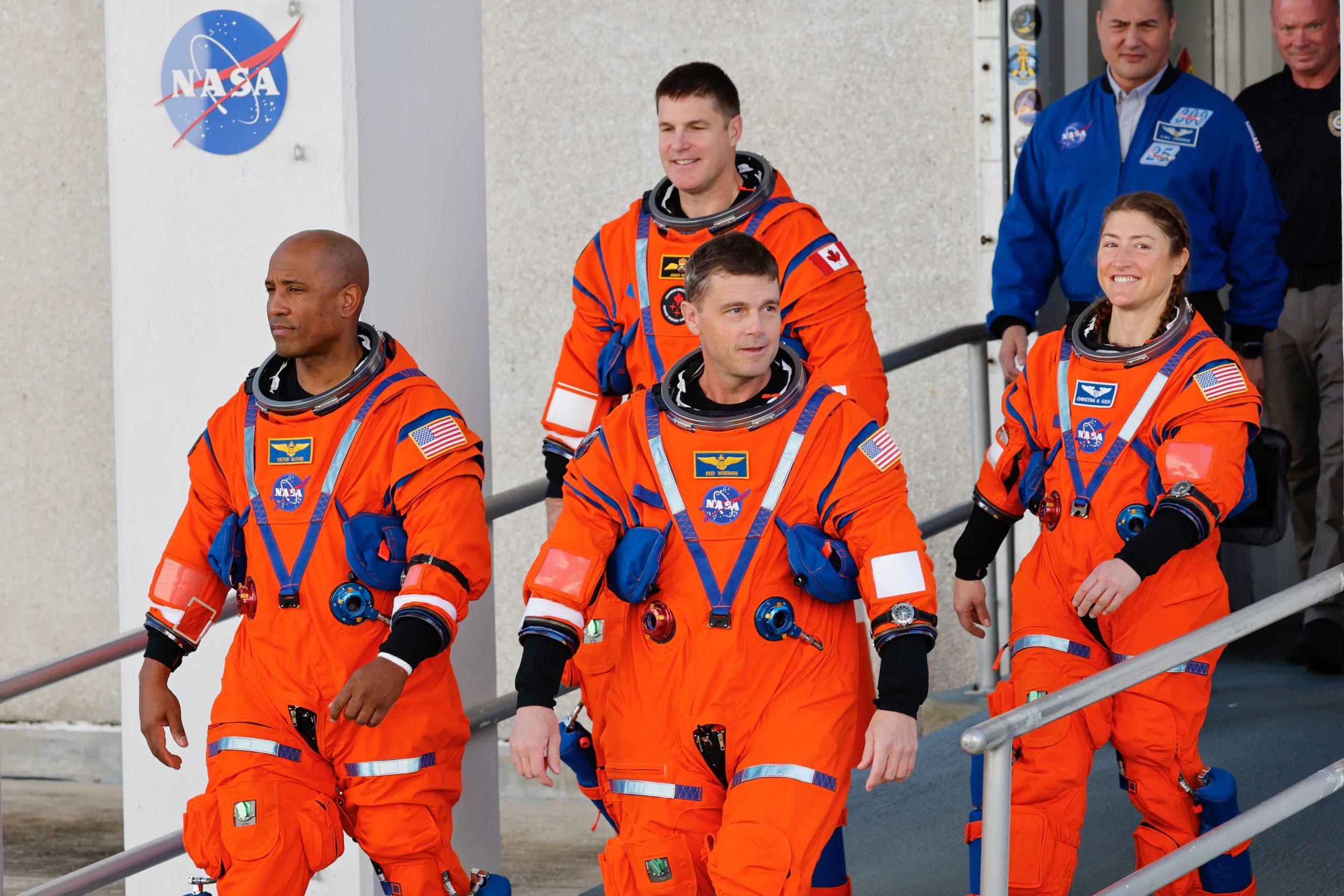 Christina Koch y Victor Glover harán historia en Artemis II como la primera mujer y el primer afroamericano en acercarse a la Luna, impulsando la equidad y la representación en la NASA (REUTERS)