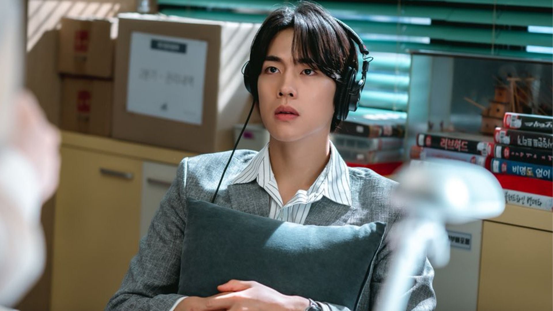 Cho Han-gyul interpreta a Albert Oh, un cinéfilo de espíritu libre y nieto del presidente de Hanmin Securities, quien se interesa en la protagonista (Créditos: Netflix)