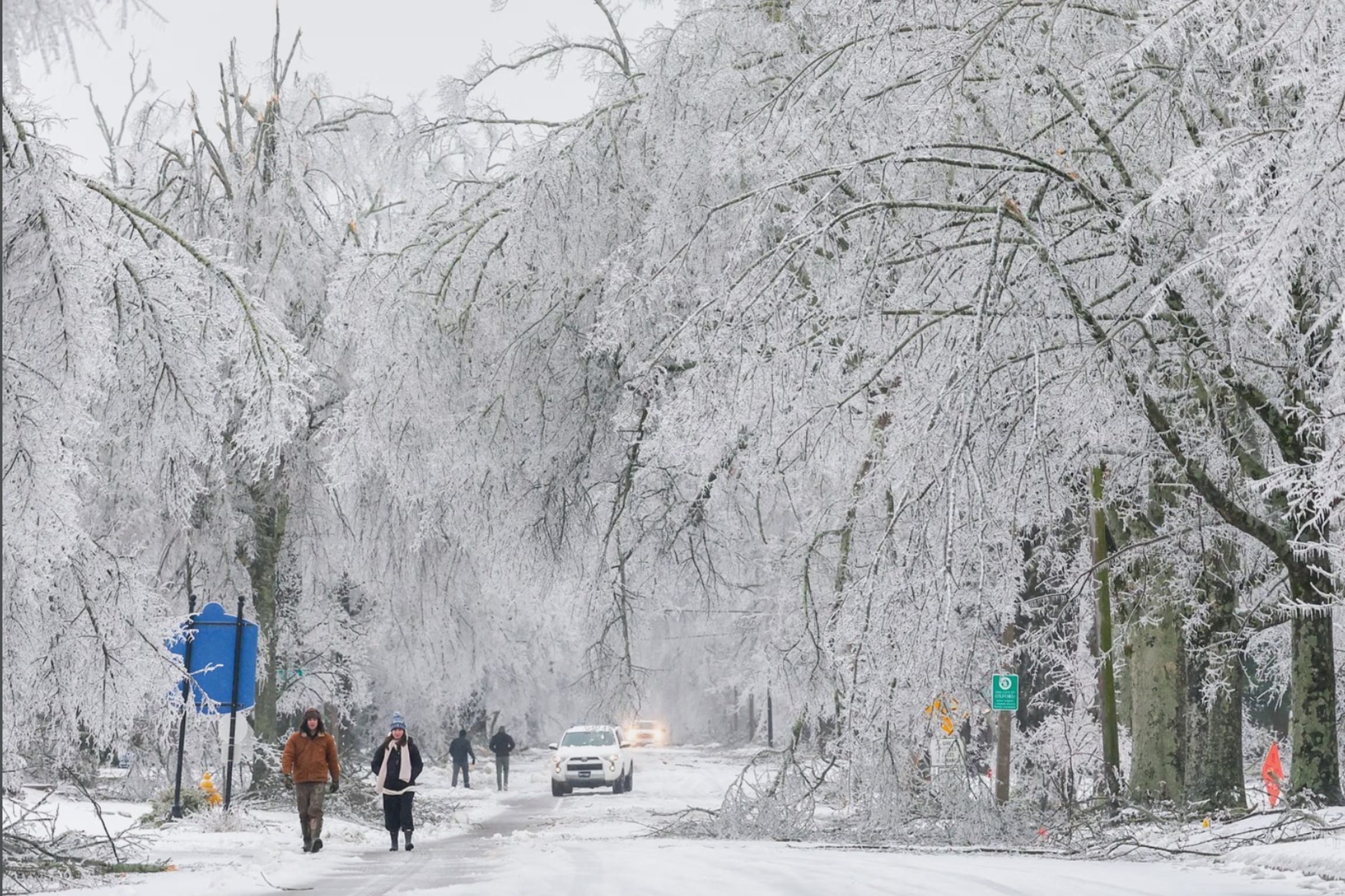 En esta imagen proporcionada por la ciudad de Oxford, Mississippi, se observa nieve y hielo cubriendo árboles y calles durante el paso de una tormenta invernal, el domingo 25 de enero de 2026, en Oxford, Mississippi. (Josh McCoy/Ciudad de Oxford, Mississippi vía AP)