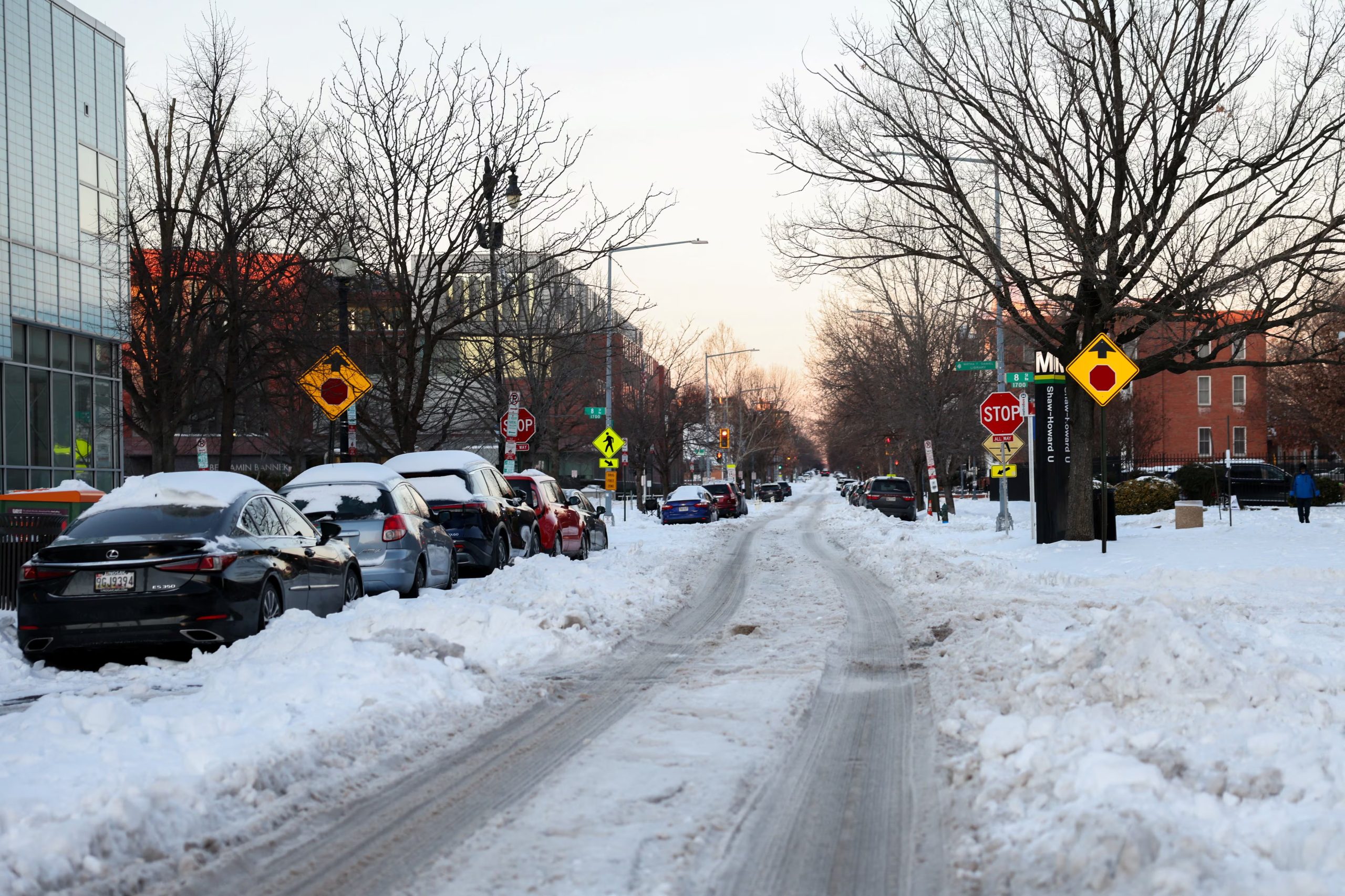 La nieve cubre la calle R NW, dos días después de que una tormenta invernal azotara una gran franja de Estados Unidos, en Washington, D.C., EE. UU., el 27 de enero de 2026. REUTERS/Kylie Cooper