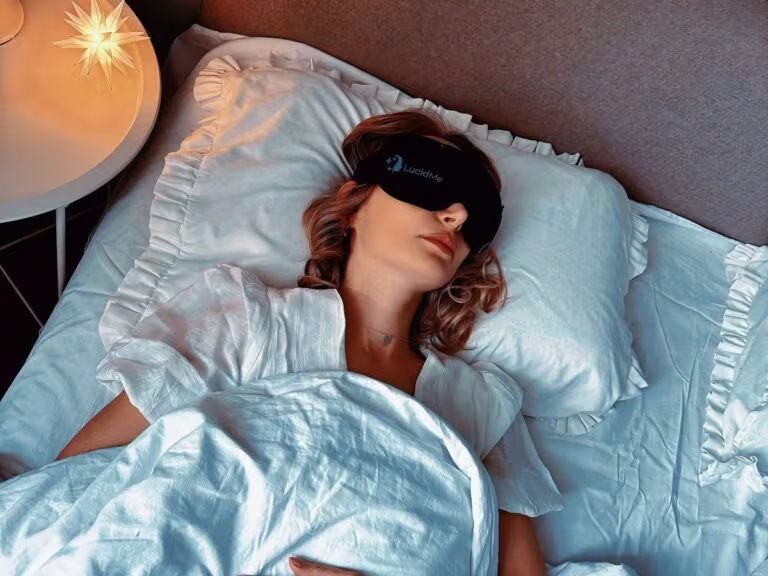 Proyectos como los de REMspace y Prophetic desarrollan sistemas accesibles que facilitan el acceso a sueños lúcidos mediante máscaras inteligentes y estimulación cerebral (REMspace)