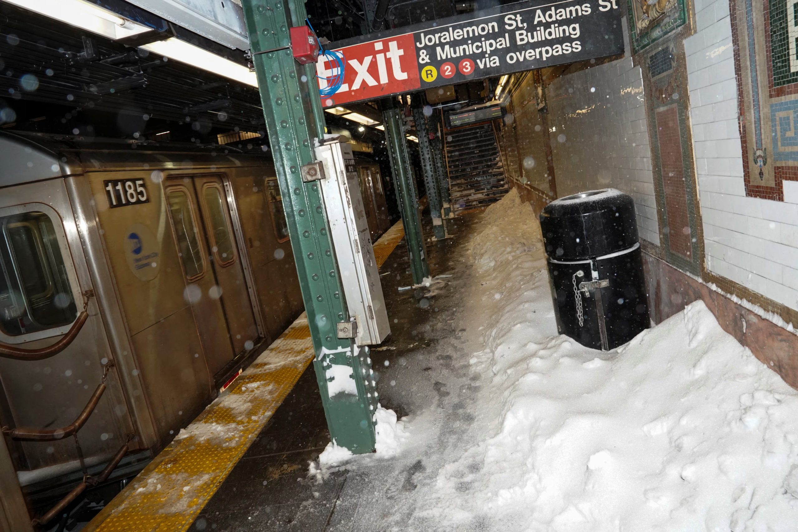 El sitio especializado PowerOutage.us mostró durante el domingo más de un millón de cortes en el suministro eléctrico, principalmente en el sur del país, donde la tormenta comenzó el sábado (REUTERS)