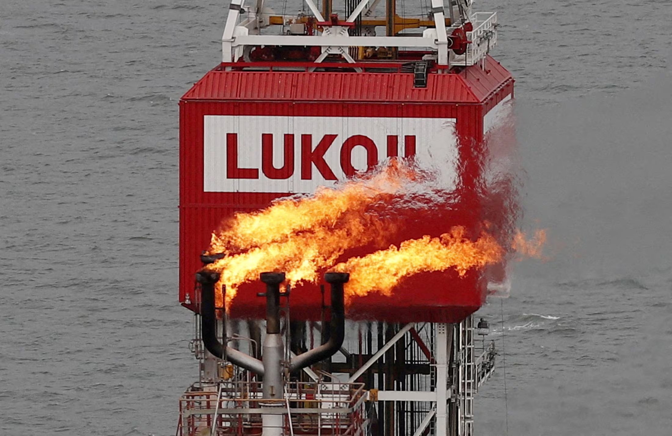 La venta de activos internacionales de Lukoil está sujeta a la aprobación de los reguladores y la Oficina de Control de Activos Extranjeros estadounidense (REUTERS/ARCHIVO)