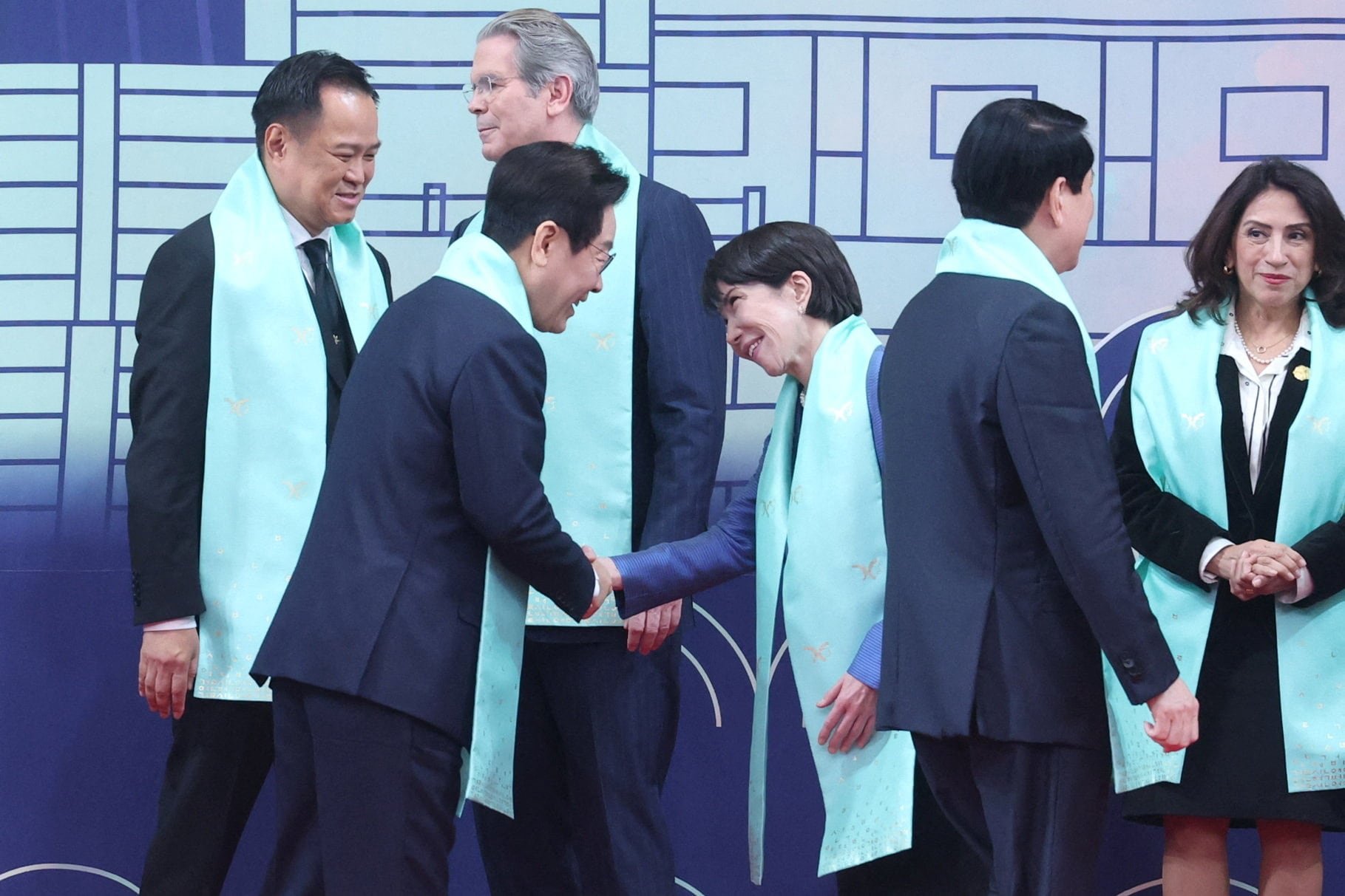 El presidente de Corea del Sur, Lee Jae-myung, estrecha la mano de la primera ministra de Japón, Sanae Takaichi. Yonhap vía REUTERS