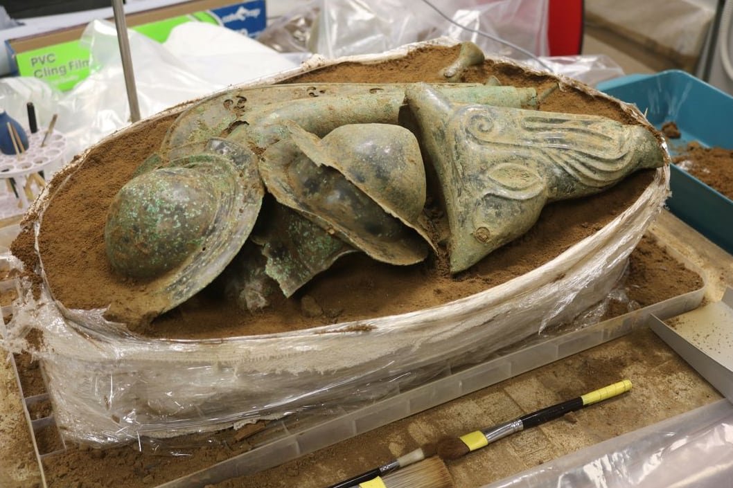 El conjunto arqueológico, extraído en bloque y analizado con tecnología avanzada, revela vestigios únicos de la cultura celta en la Edad del Hierro (Norfolk Museum Service)