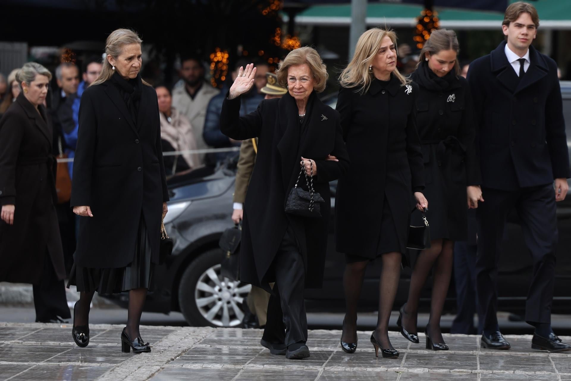 El príncipe heredero de Grecia, Pavlos saluda a la reina emérita Sofía en la Catedral Metropolitana de Atenas, durante el servicio funerario de la princesa Irene. (EFE)