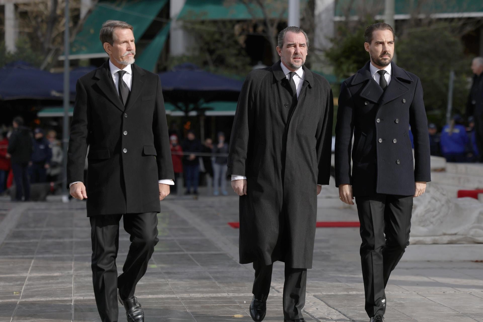 El príncipe heredero Pavlos (izquierda), el príncipe Nikolaos (centro) y el príncipe Philippos (derecha) llegan a la Catedral Metropolitana de Atenas durante el servicio funerario de la princesa Irene. (EFE/EPA/GEORGE VITSARAS)