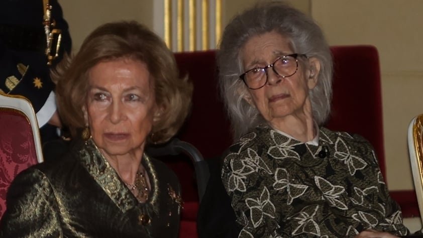 La reina Sofía e Irene de Grecia durante la entrega de los premios BMW de pintura en su XXXIX en el Teatro Real (José Ramón Hernando / Europa Press)