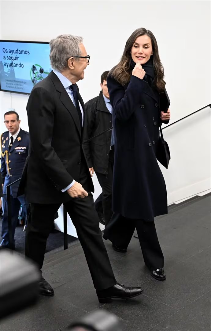 La reina Letizia y el Presidente de la AECC, Ramón Reyes Bori en Madrid (España). (José Oliva / Europa Press)