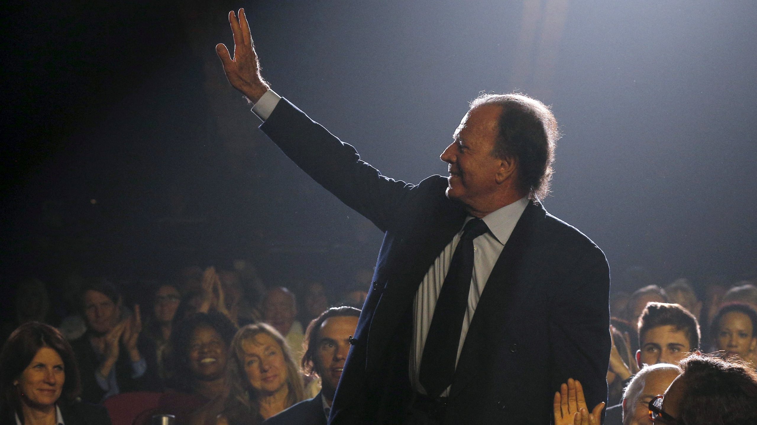 FOTO DE ARCHIVO: El artista Julio Iglesias recibe el título honorífico durante el concierto de graduación del Berklee College of Music en Boston, Massachusetts, Estados Unidos, el 8 de mayo de 2015. REUTERS/Brian Snyder/File Photo