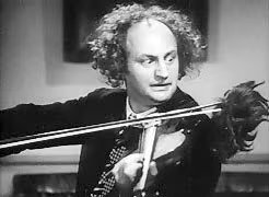 Larry Fine era un mal administrador de su dinero, había caído en las manos del juego: lo podían los casinos y, en parte, las carreras de caballos
