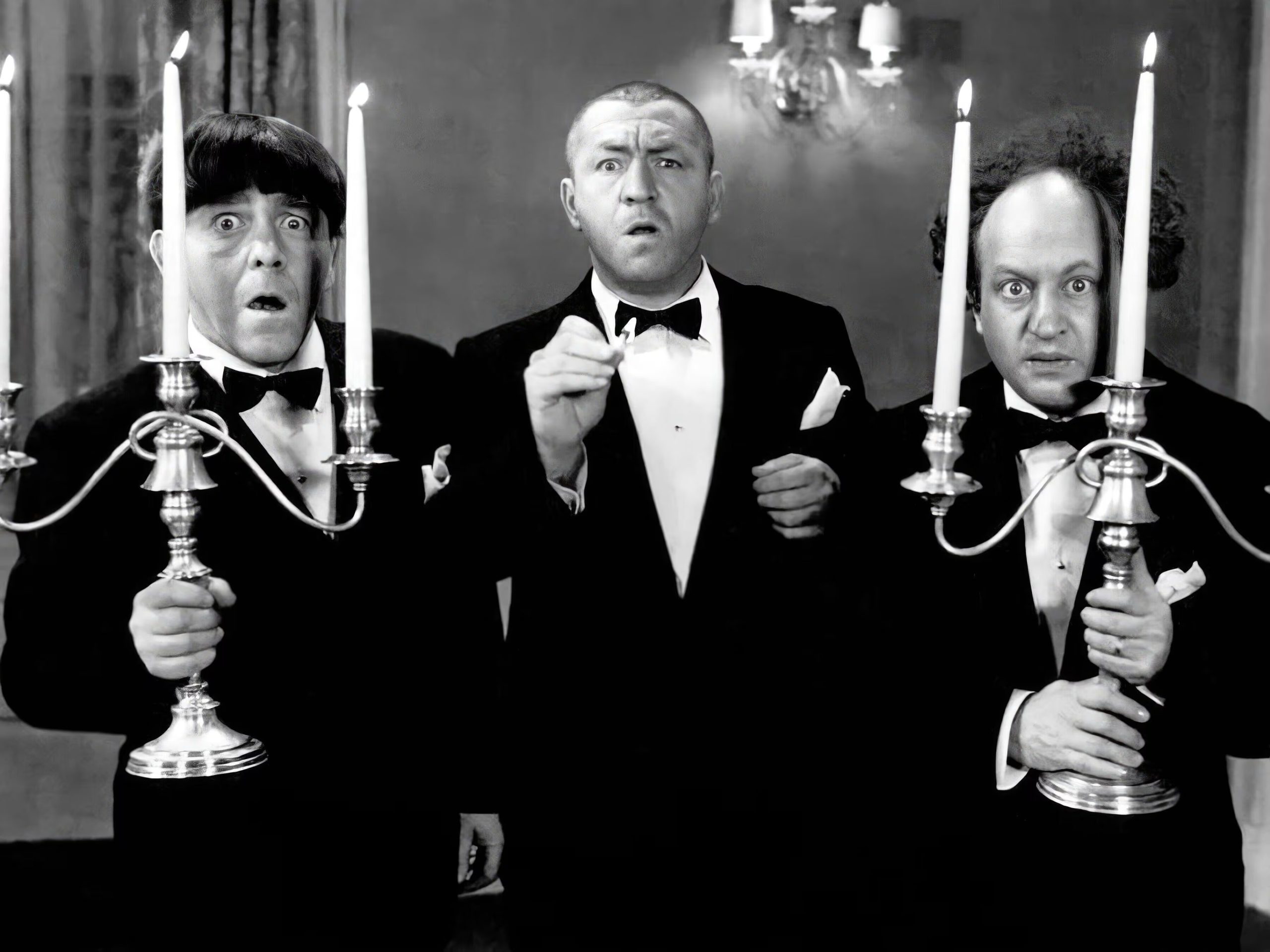 El trío de comediantes, famosos por sus caídas, bofetadas y pastelazos, popularizó un humor físico y absurdo que sigue vigente en la cultura pop mundial (Columbia)