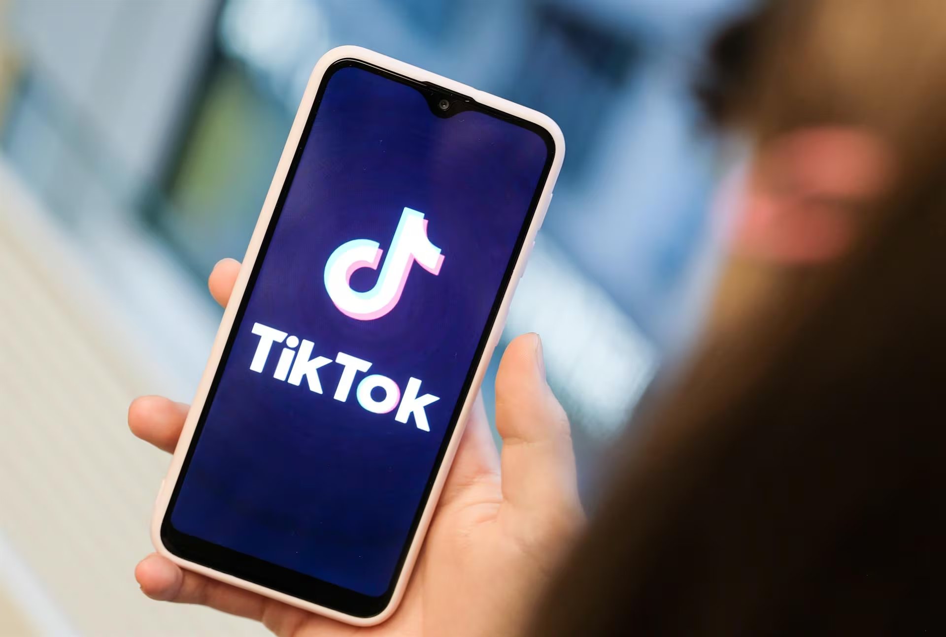 TikTok operará bajo una nueva estructura dirigida por Oracle y Larry Ellison, quien será responsable de la seguridad de datos y algoritmos, asegurando la permanencia de la plataforma en el país tras años de presiones regulatorias