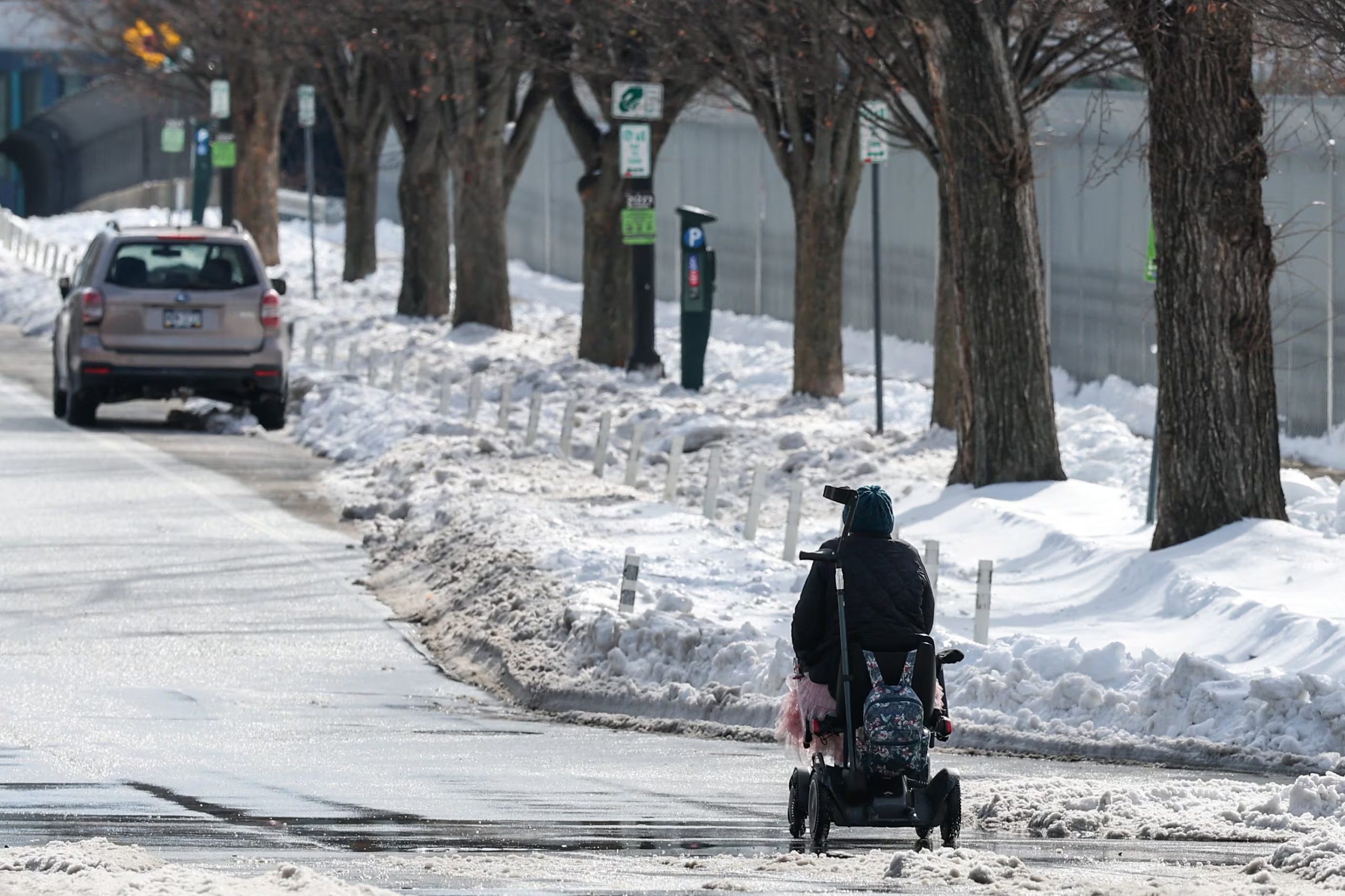 Una persona en un scooter de movilidad se desplaza por la calle porque algunas aceras no están limpias, dos días después de que una tormenta invernal azotara una gran franja de Estados Unidos (REUTERS/Kylie Cooper)