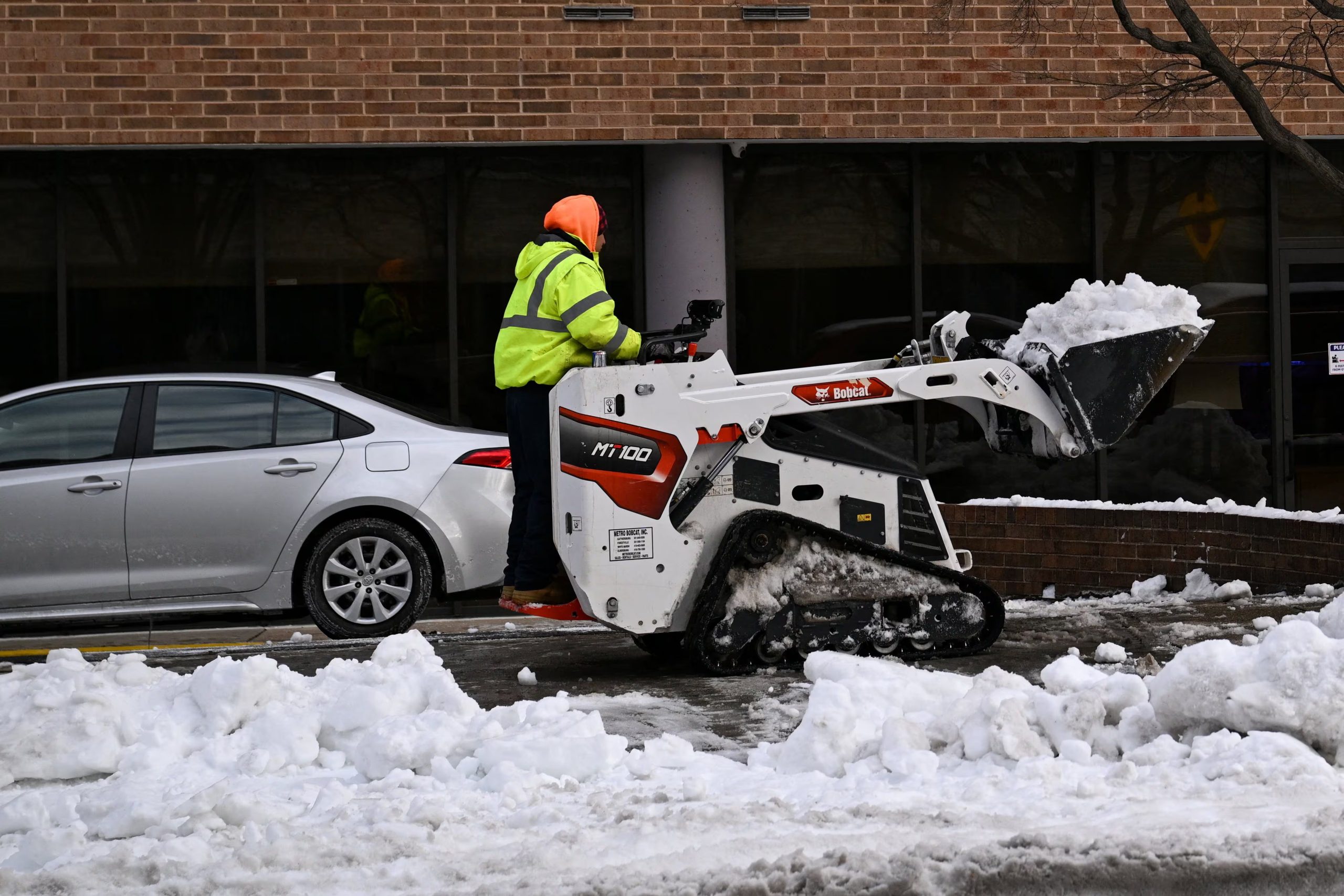 Un hombre retira la nieve de los autos con una pala después de que una gran tormenta invernal paralizara gran parte del este de Estados Unidos, en Washington, D.C. (REUTERS/Annabelle Gordon)