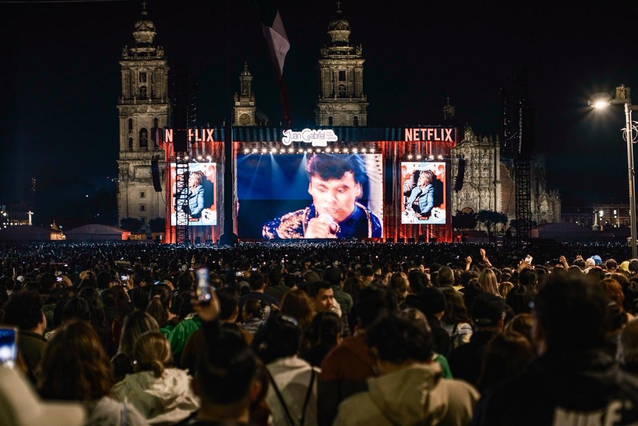 El primer concierto de Juan Gabriel en el Palacio de Bellas Artes fue transmitido en el Zócalo Capitalino. Foto: (Gobierno de la CDMX)