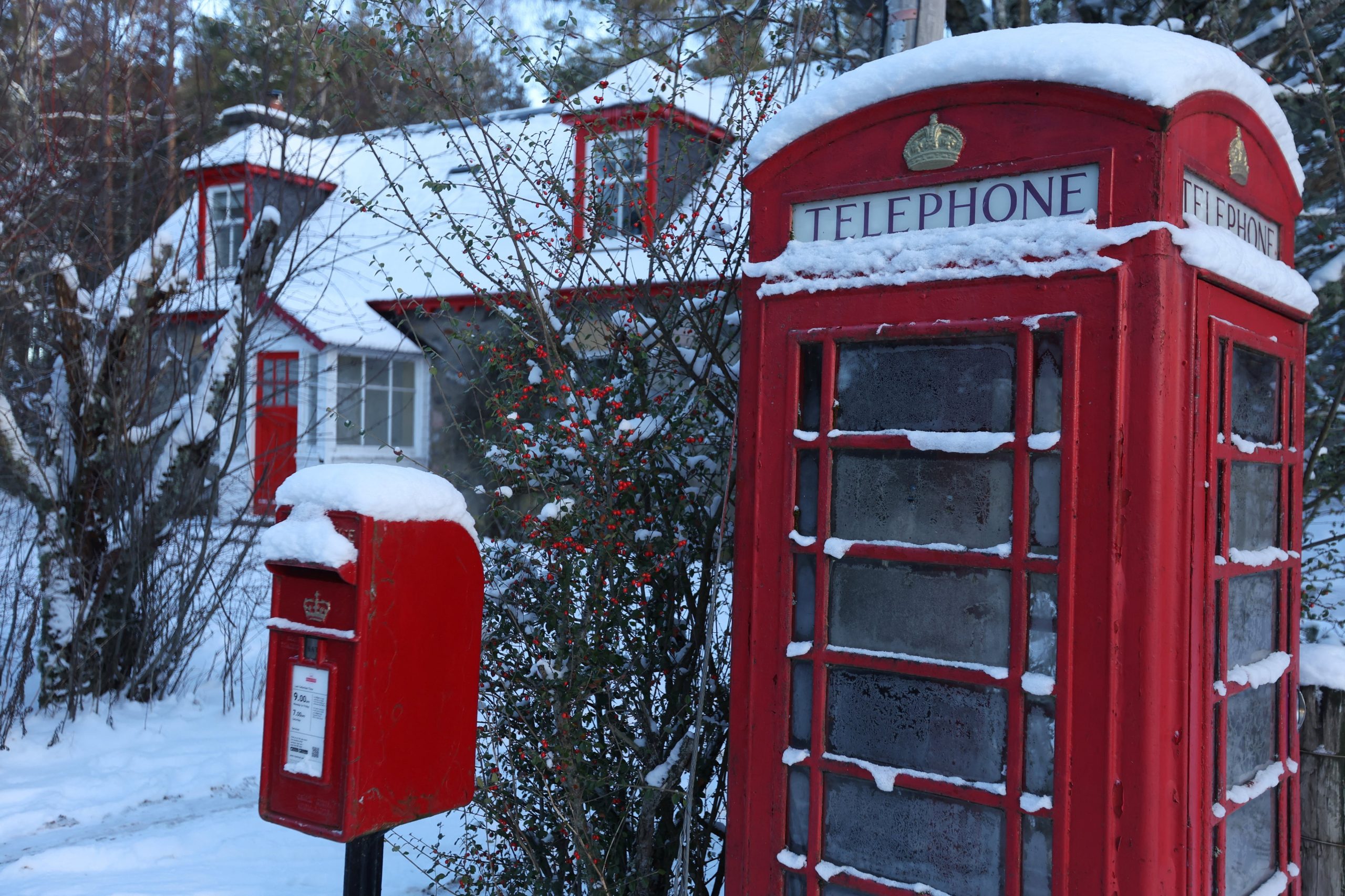 La nieve cubre una cabina telefónica en Feschiebridge, Escocia, Gran Bretaña, el 5 de enero de 2026. REUTERS/Russell Cheyne