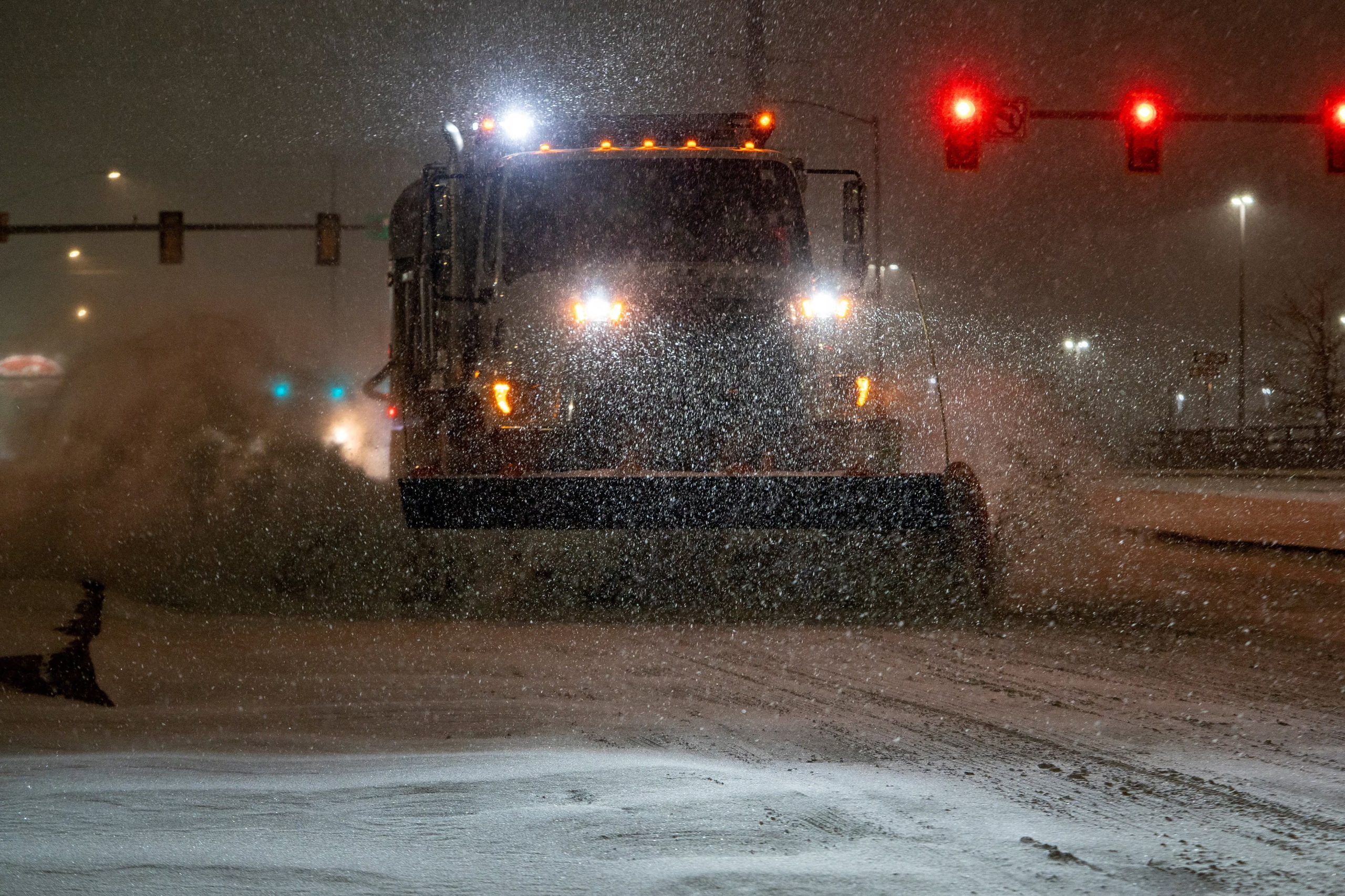 Un vehículo equipado con una quitanieves limpia la calle mientras la tormenta invernal Fern llega a Oklahoma City (REUTERS/Nick Oxford/File Photo)