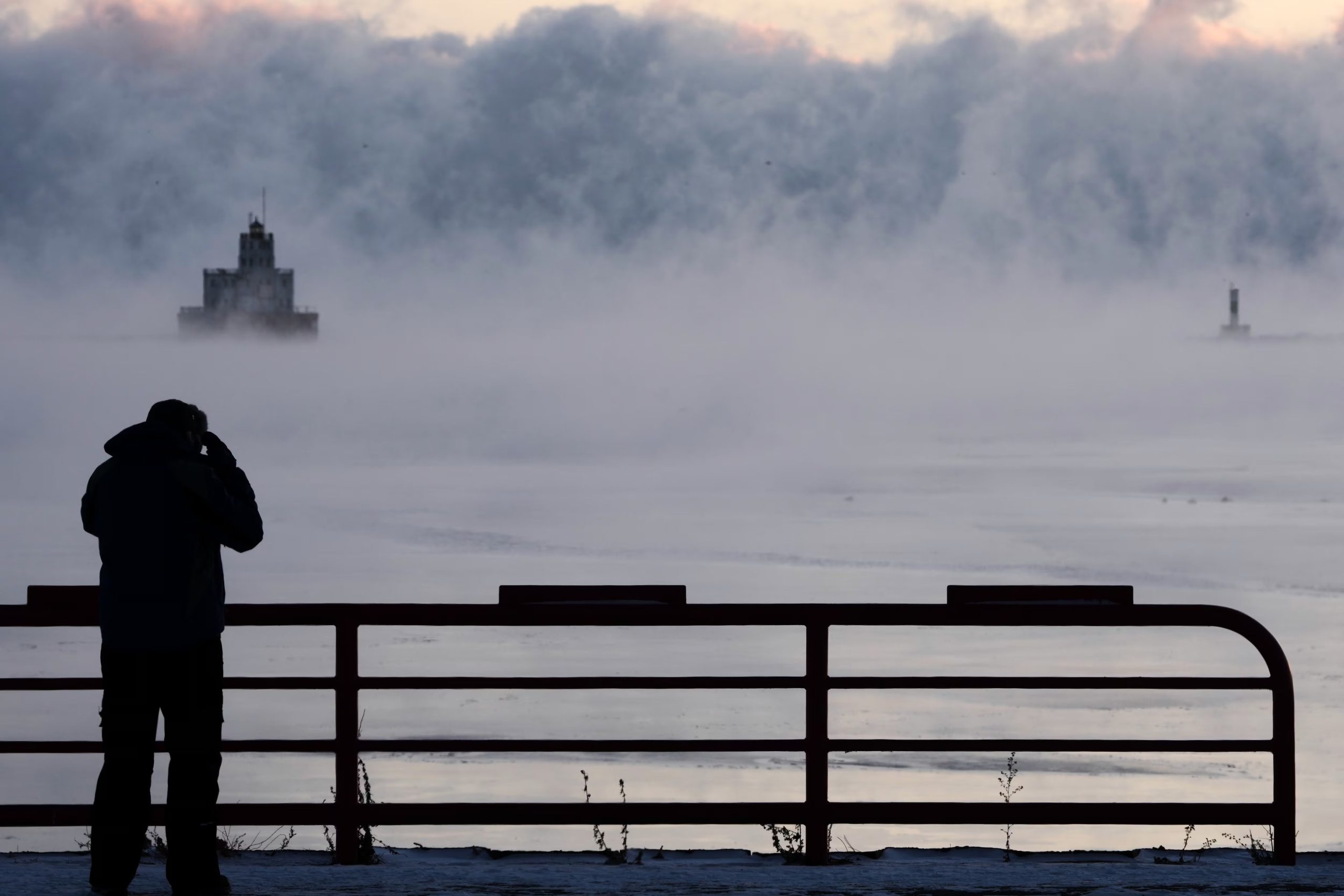Doug Kunde observa el lago Míchigan en una jornada con temperaturas en valores negativos, el 23 de enero de 2026, en Milwaukee. (AP Foto/Morry Gash)