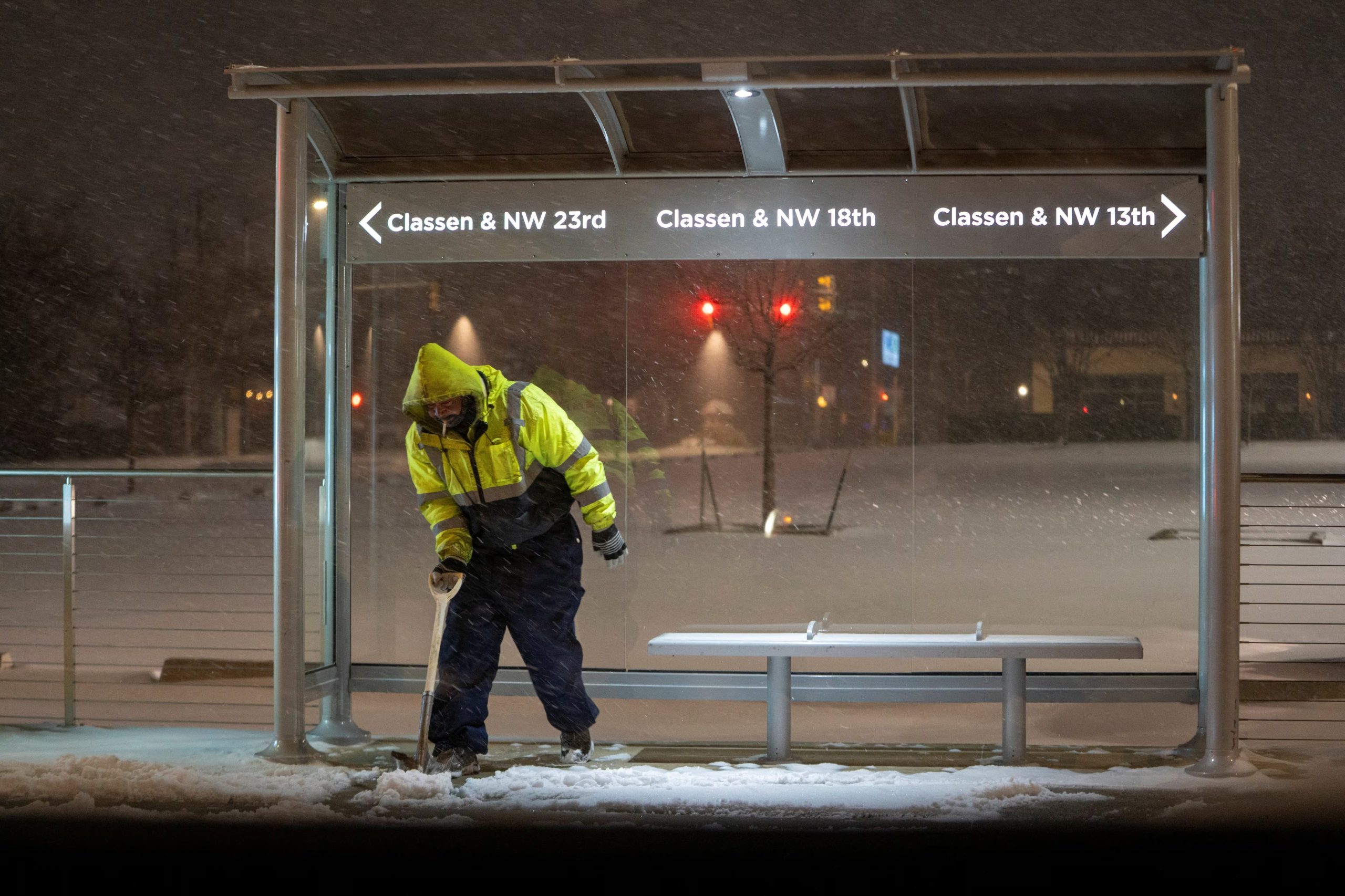 Un trabajador de mantenimiento despeja la nieve de una parada de colectivos en Oklahoma City (REUTERS/Nick Oxford)