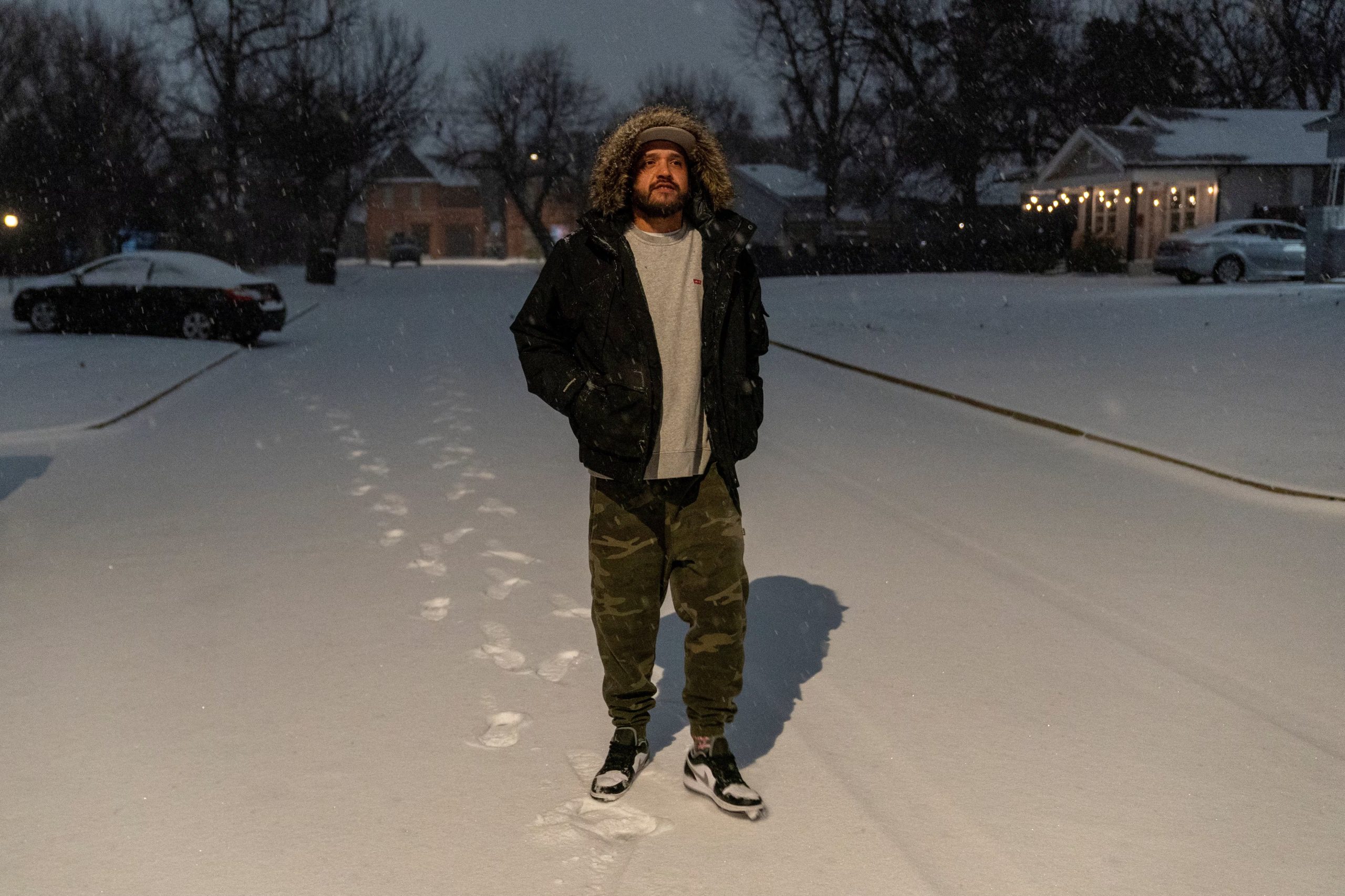 John Christopher Moon camina a casa sobre la nieve en Oklahoma City (REUTERS/Nick Oxford)