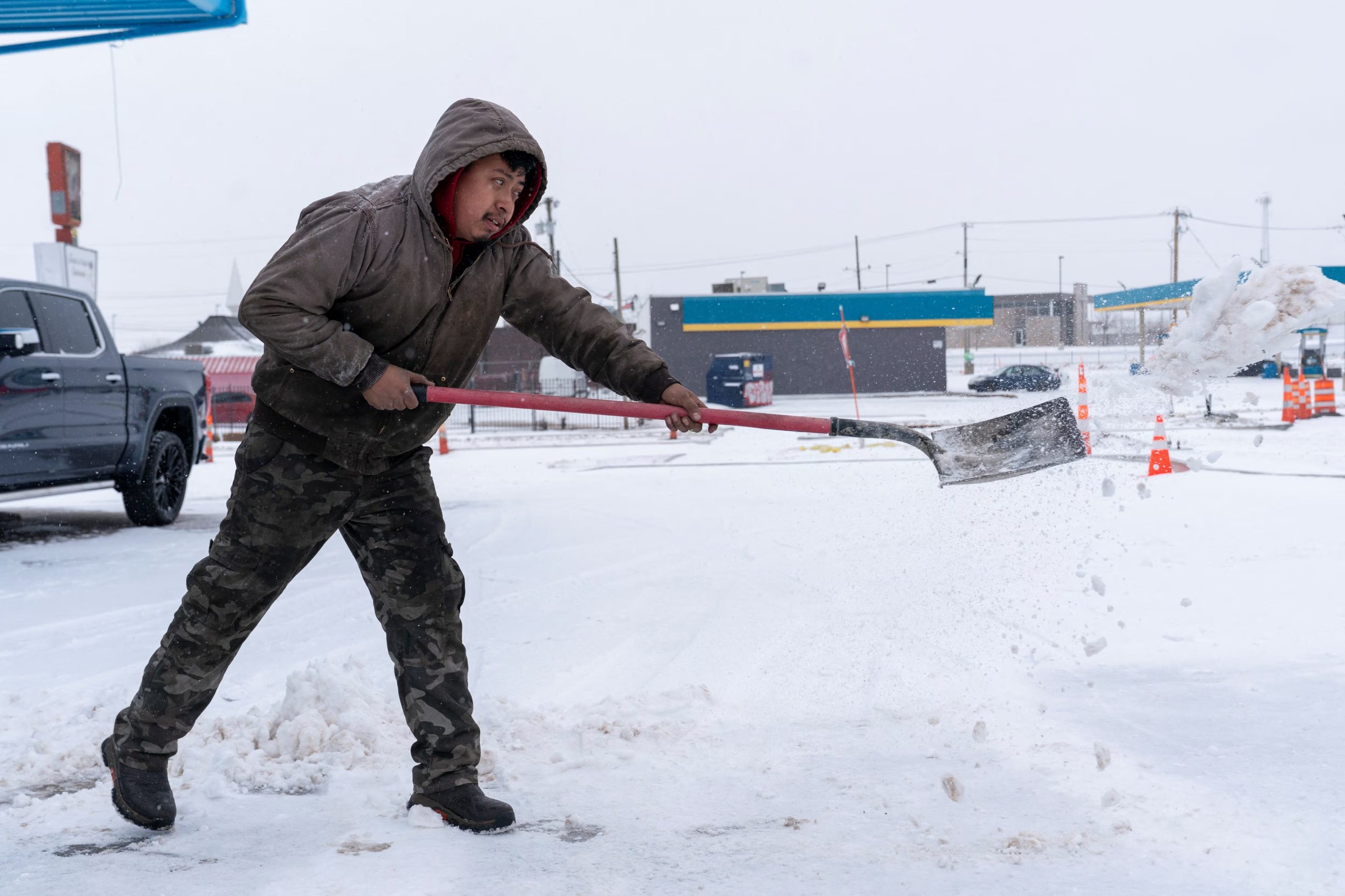 Rolando Saldaña despeja la nieve del estacionamiento del comercio donde trabaja en Oklahoma (REUTERS/Nick Oxford)