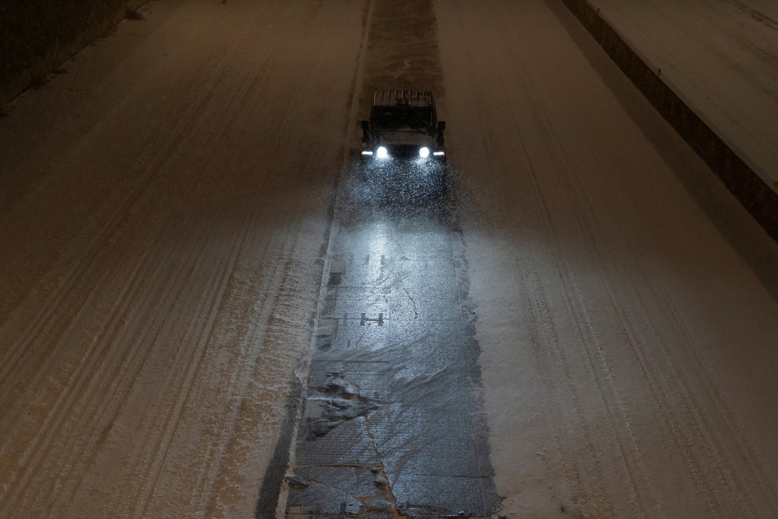 Solo un carril despejado de nieve en la I-44 (REUTERS/Nick Oxford)