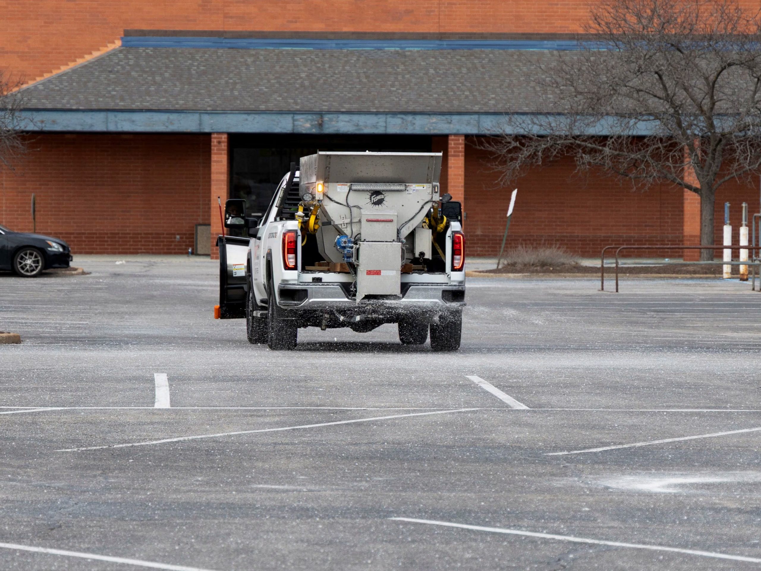 Un camión de sal de la ciudad esparce salmuera en un estacionamiento vacío mientras los equipos preparan carreteras y espacios públicos antes de una tormenta invernal prevista en St. Louis, Missouri.(REUTERS Lawrence Bryant)