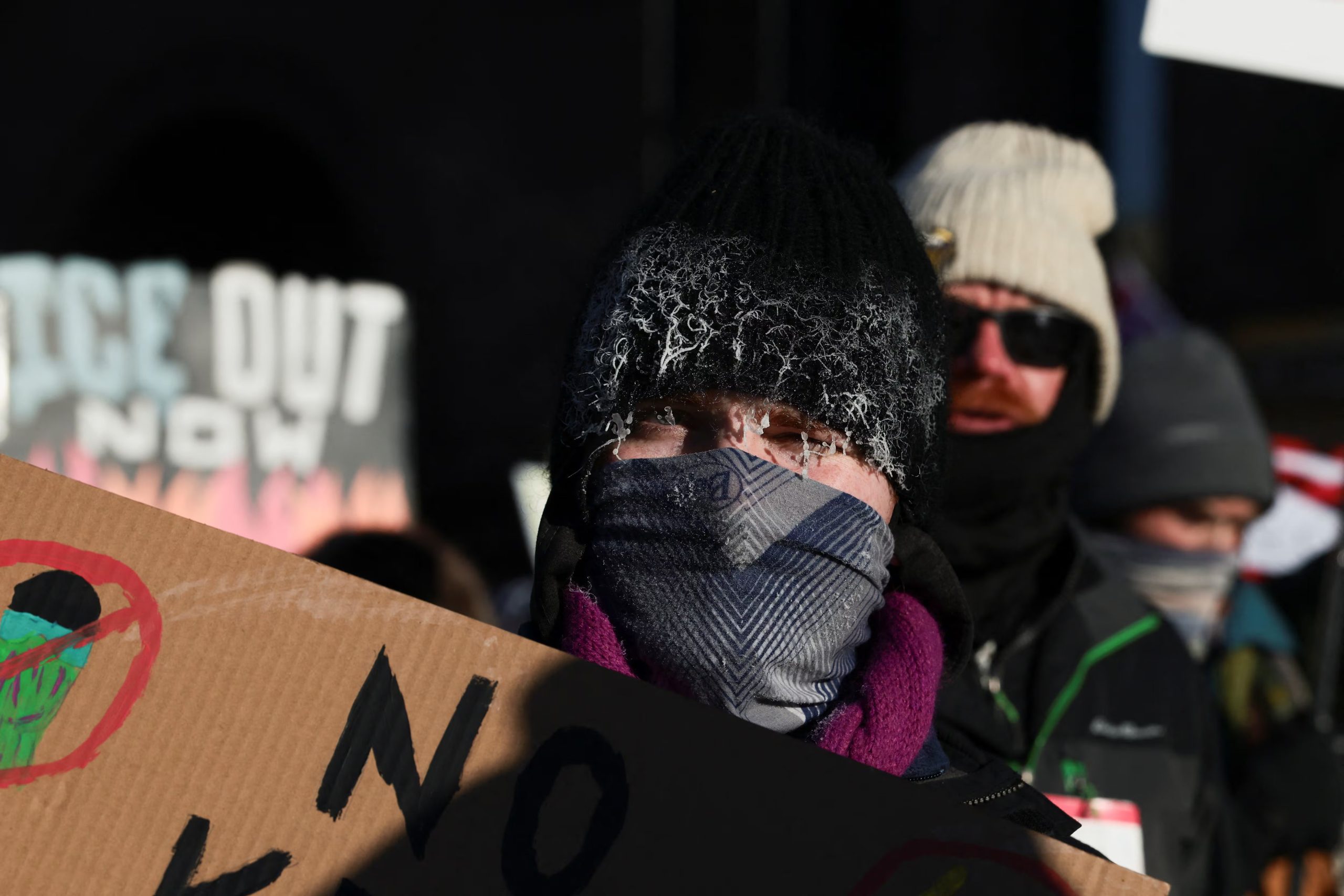 Un manifestante luce el gorro congelado durante las protestas en Minnesota (REUTERS)