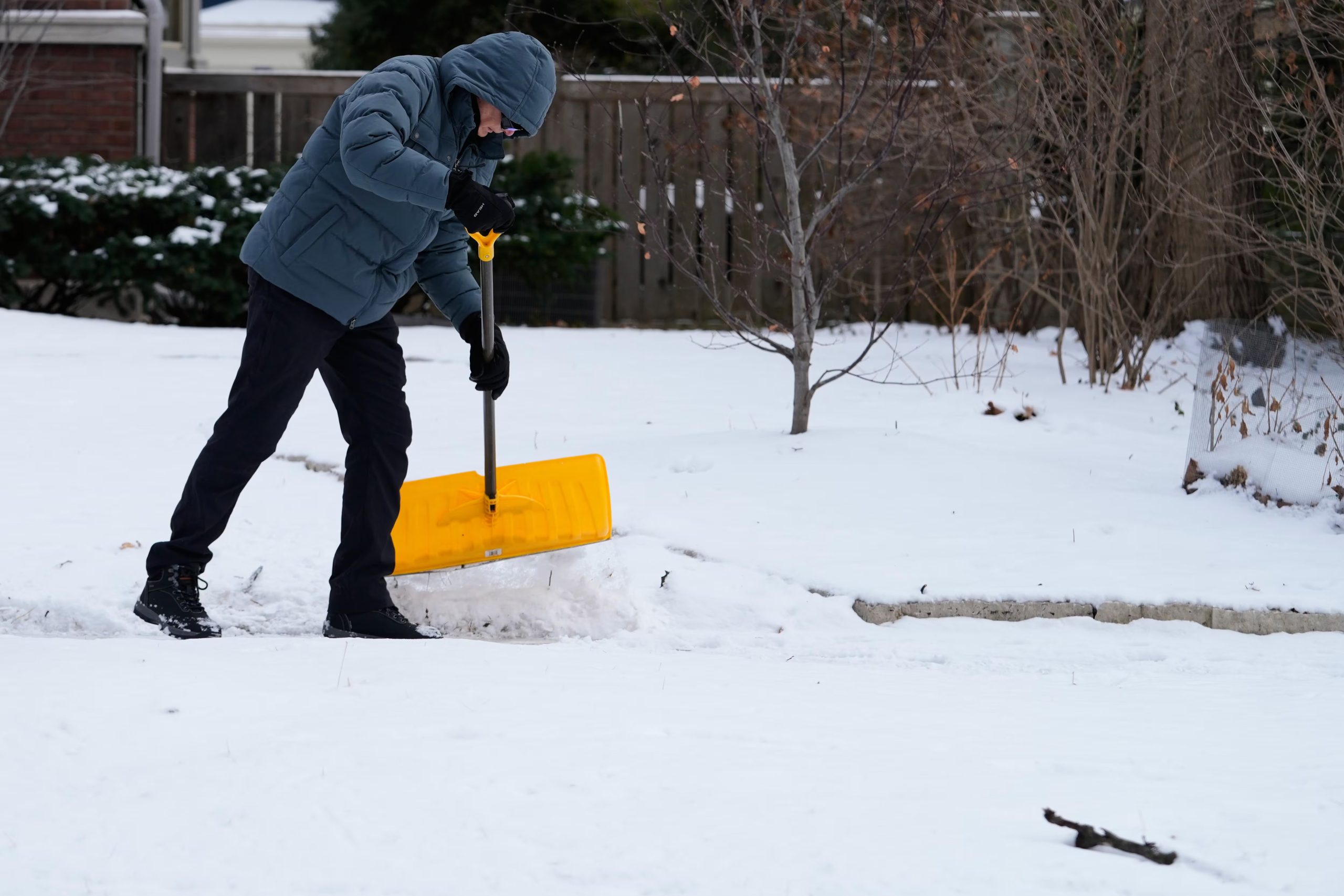Un vecino de Evanston, Illinois, limpia la vereda de su casa (AP Photo/Nam Y. Huh)