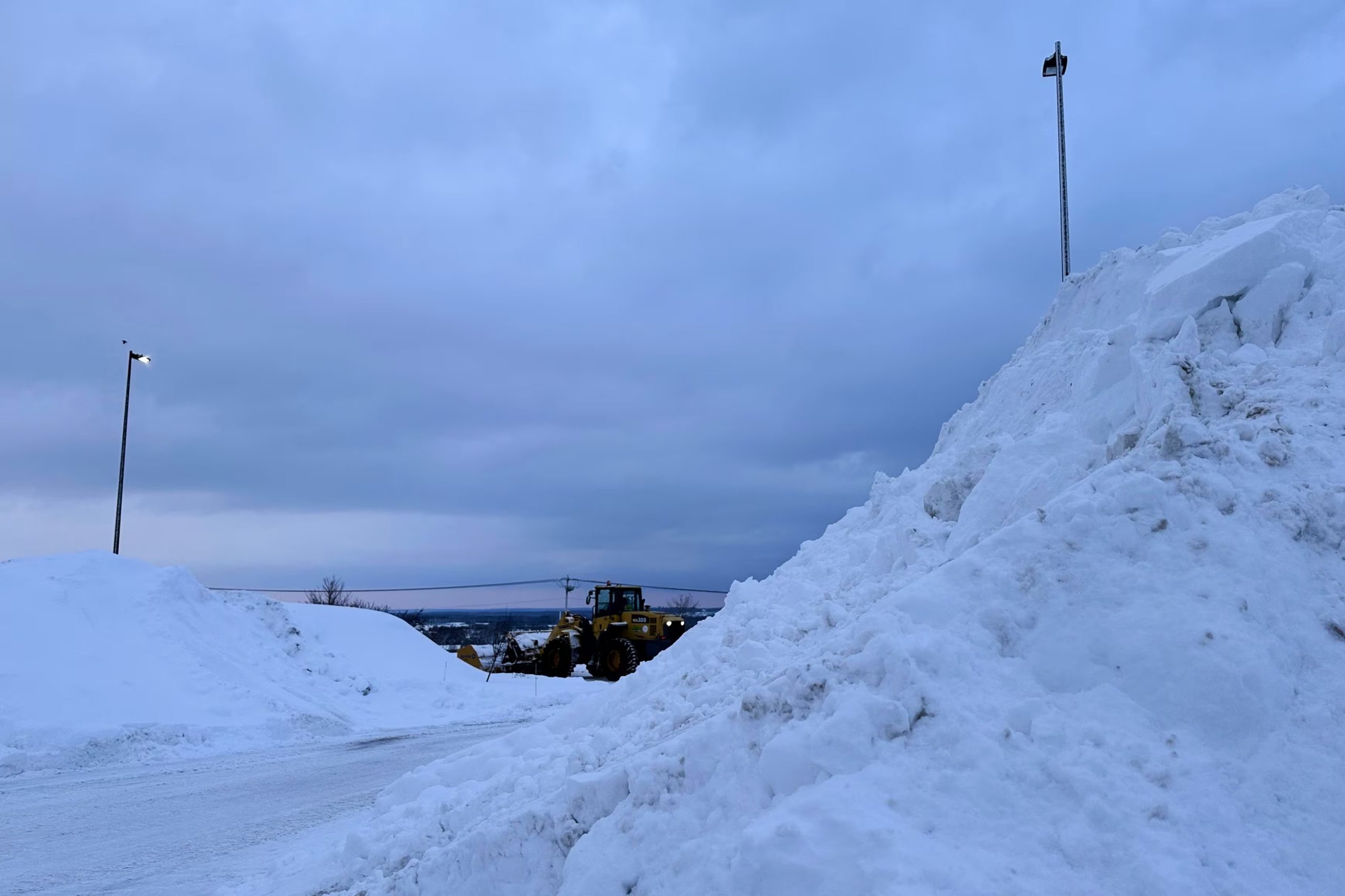 Un camión despeja nieve en Lowville, estado de Nueva York (AP Photo/Cara Anna)