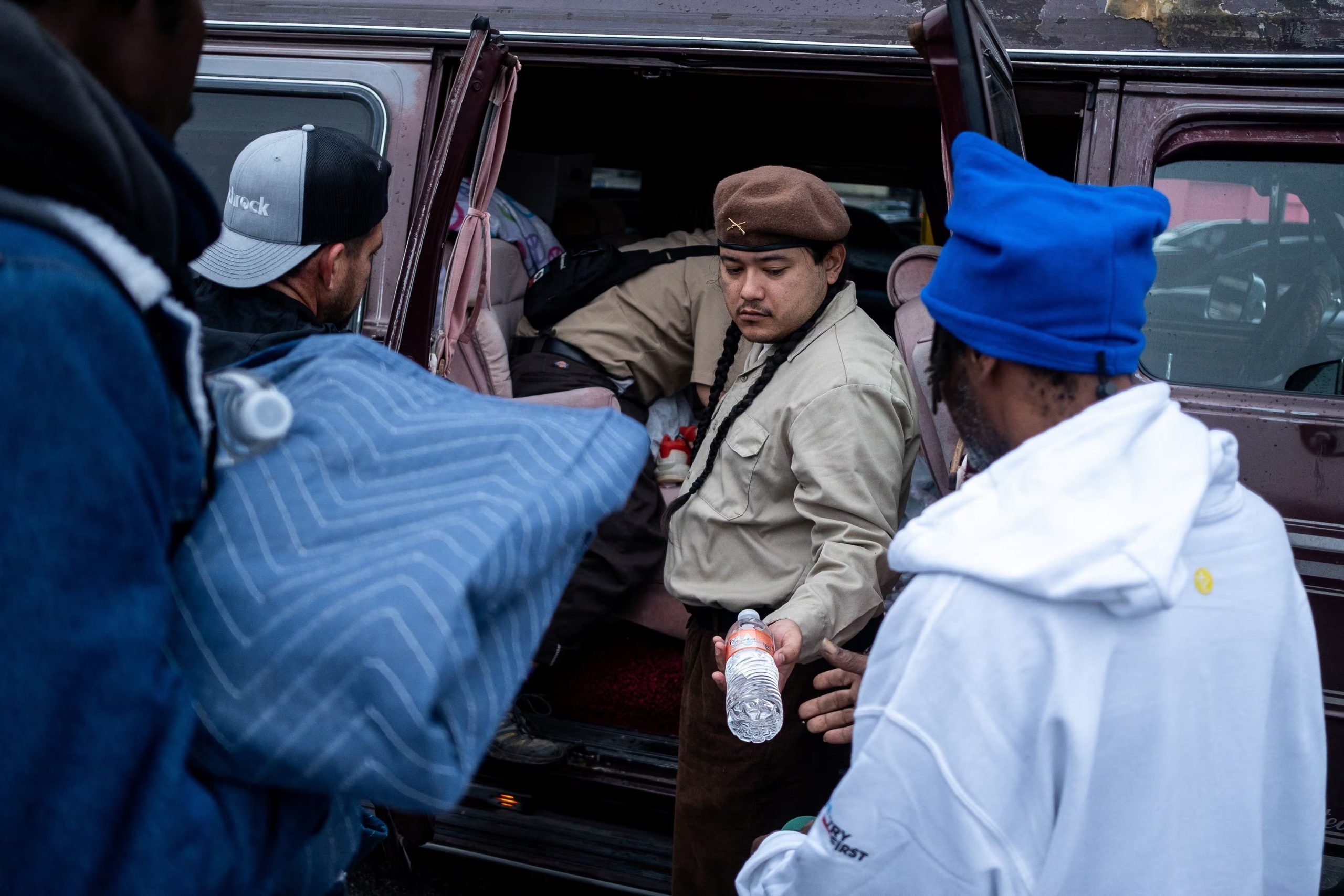 Austin Brown Beret John Robert Cervantes distribuye ropa de invierno a personas sin hogar en Austin, Texas (REUTERS/Joel Angel Juarez)
