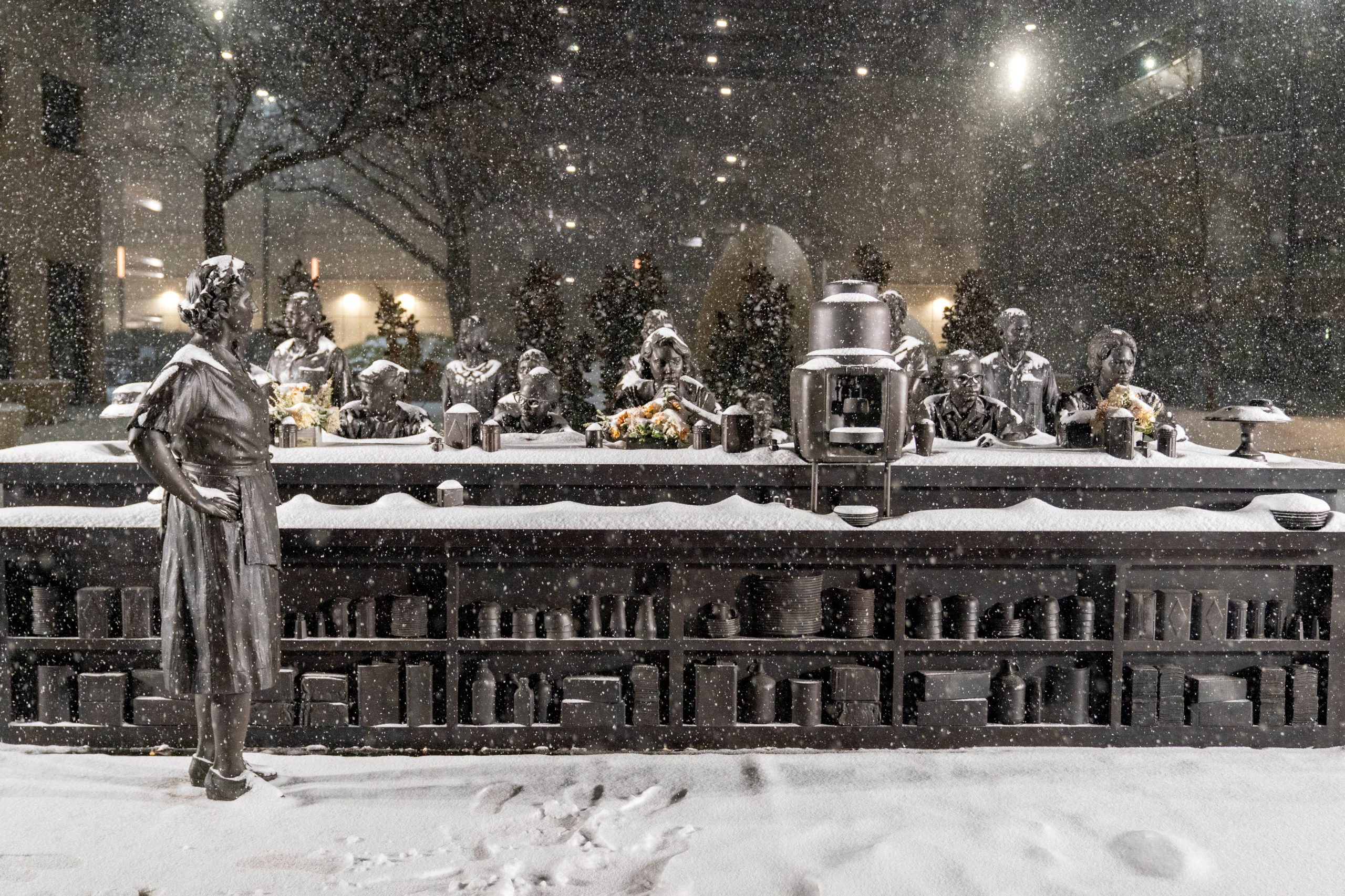 La nieve cae sobre la Plaza Nacional Clara Luper mientras la tormenta invernal Fern llega a Oklahoma City, Oklahoma, EE. UU. (REUTERS/Nick Oxford)