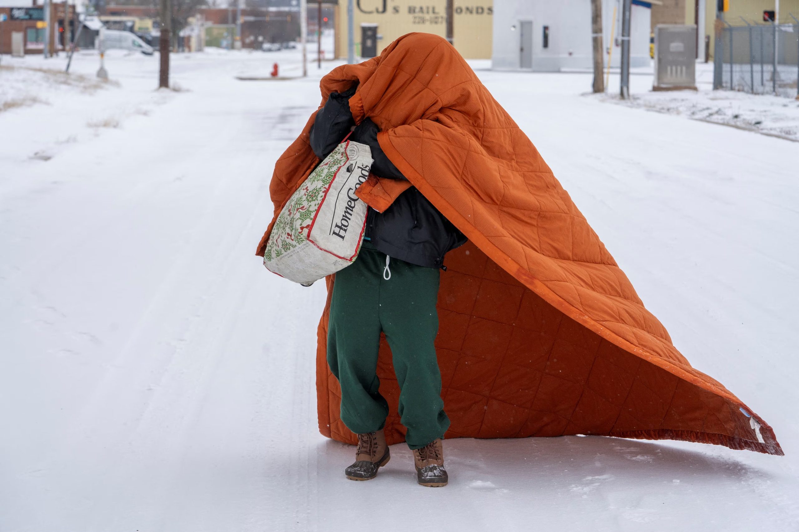 Shannon White, que vive en la calle desde hace 30 años, usa una manta para calentars mientras camina este sábado por Oklahoma City (REUTERS/Nick Oxford)
