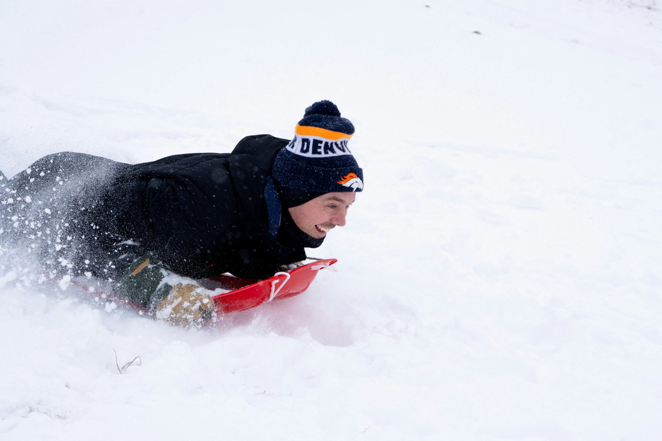 JP Ritchie se lanza en una colina durante la tormenta de nieve en Oklahoma City (REUTERS/Nick Oxford)