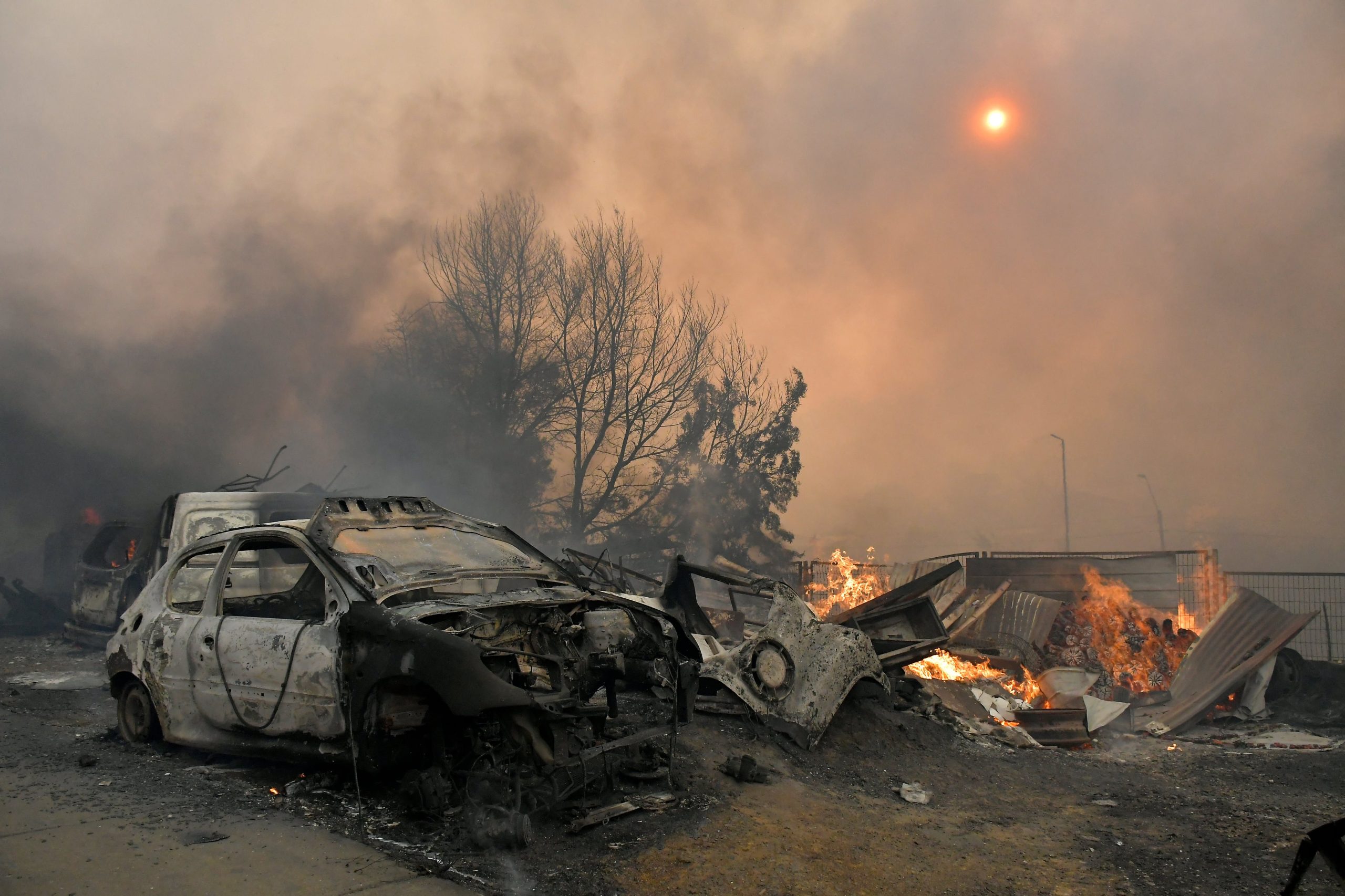 Restos de automóviles quemados en Concepción tras el avance de los incendios forestales (GUILLERMO SALGADO / AFP)