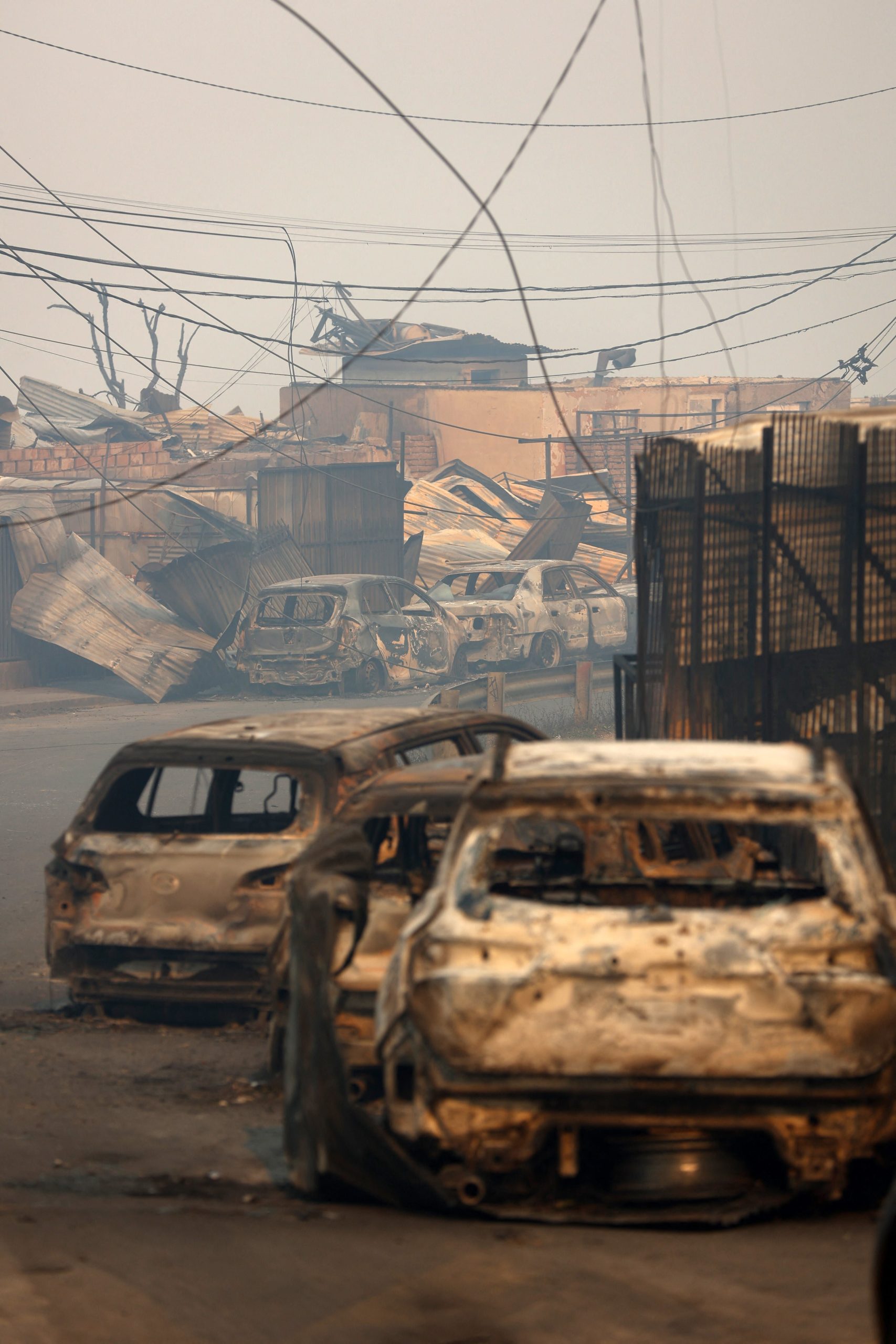 Vista de los restos de vehículos calcinados tras el paso de un incendio forestal en el sur de Chile (RAUL BRAVO / AFP)