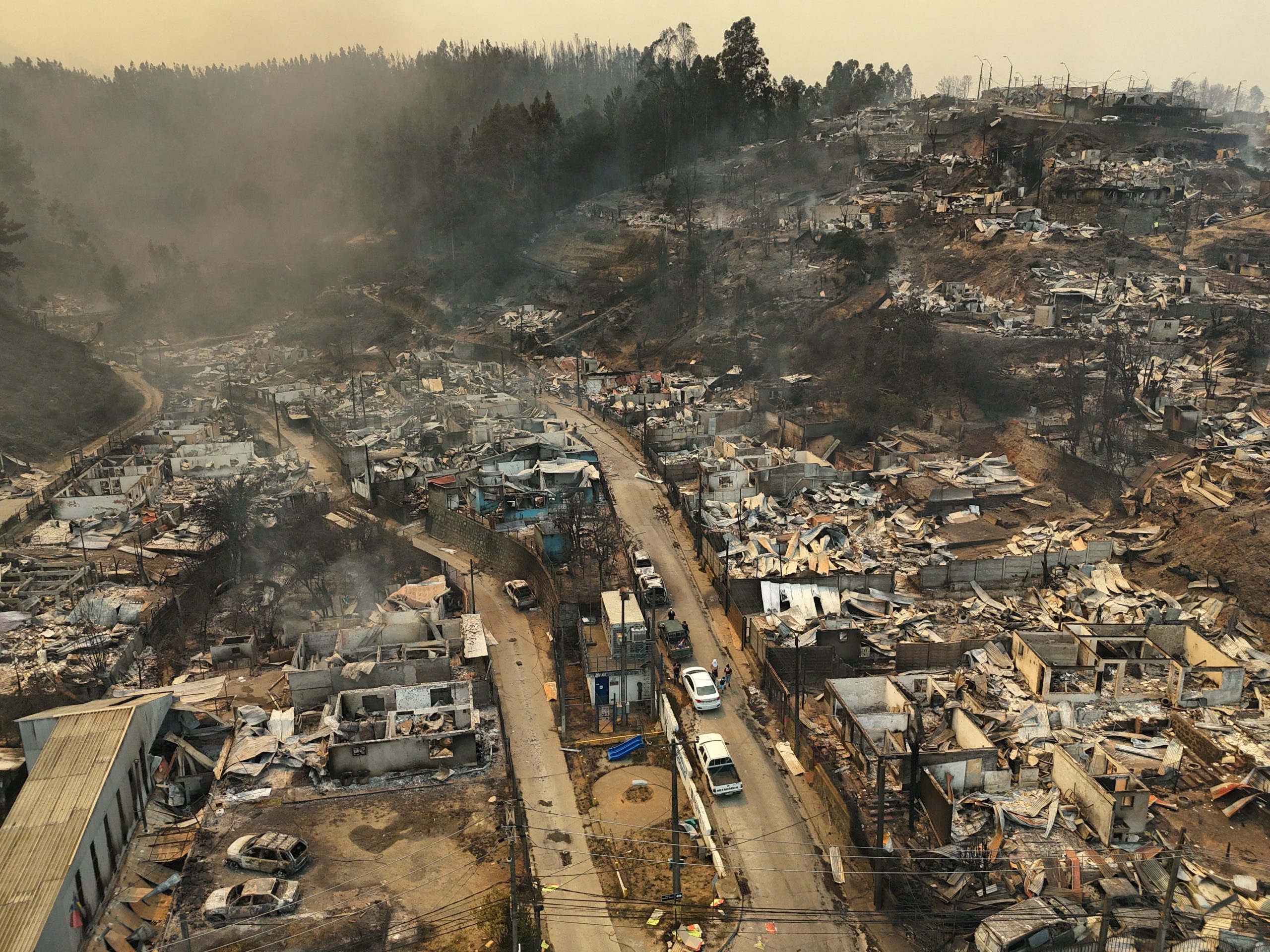 Restos calcinados de viviendas tras el paso de los incendios en la región del Biobío (RAÚL BRAVO / AFP)