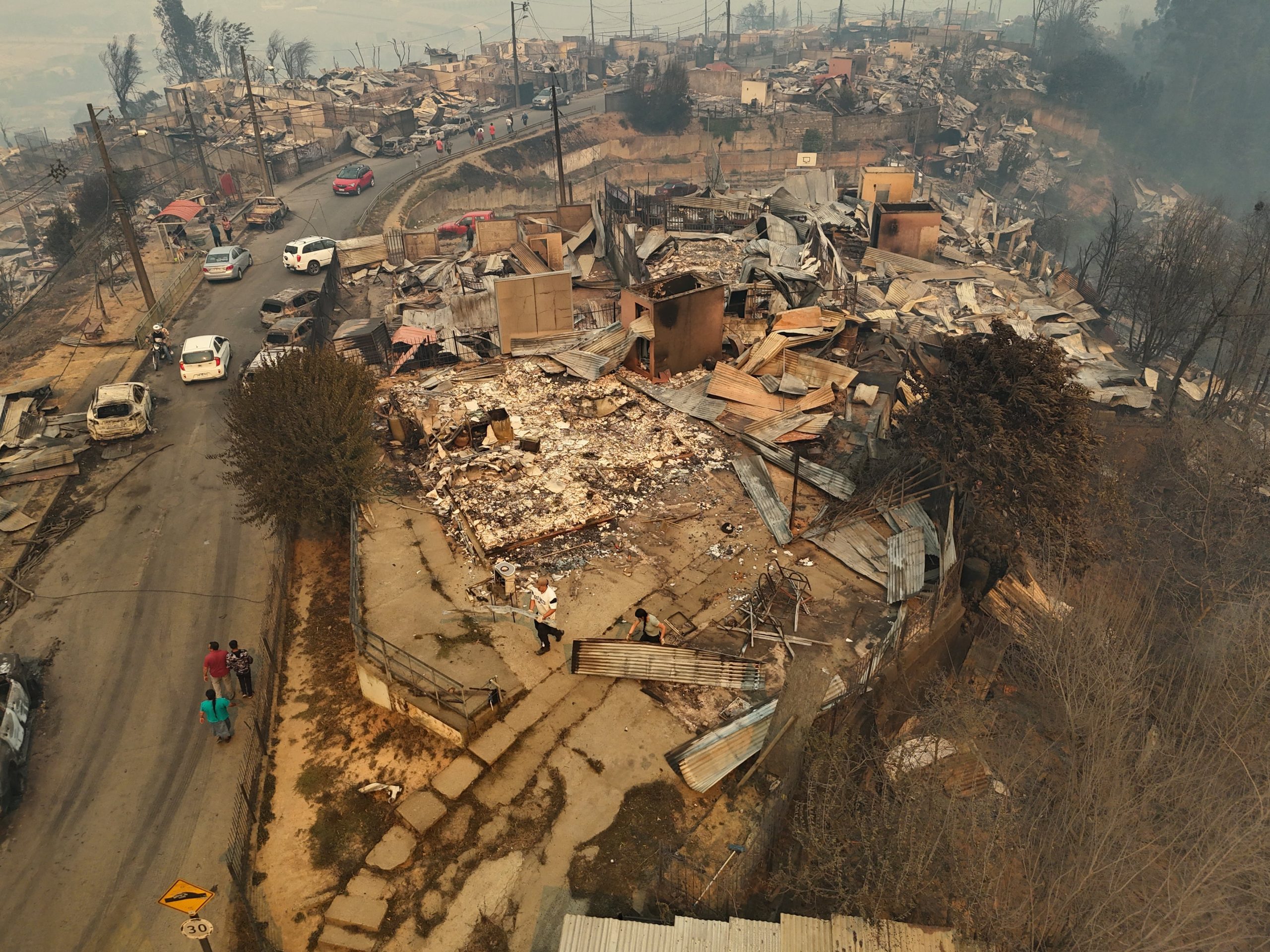Restos carbonizados de casas destruidas por el fuego en una de las regiones afectadas por los incendios forestales (RAUL BRAVO / AFP)