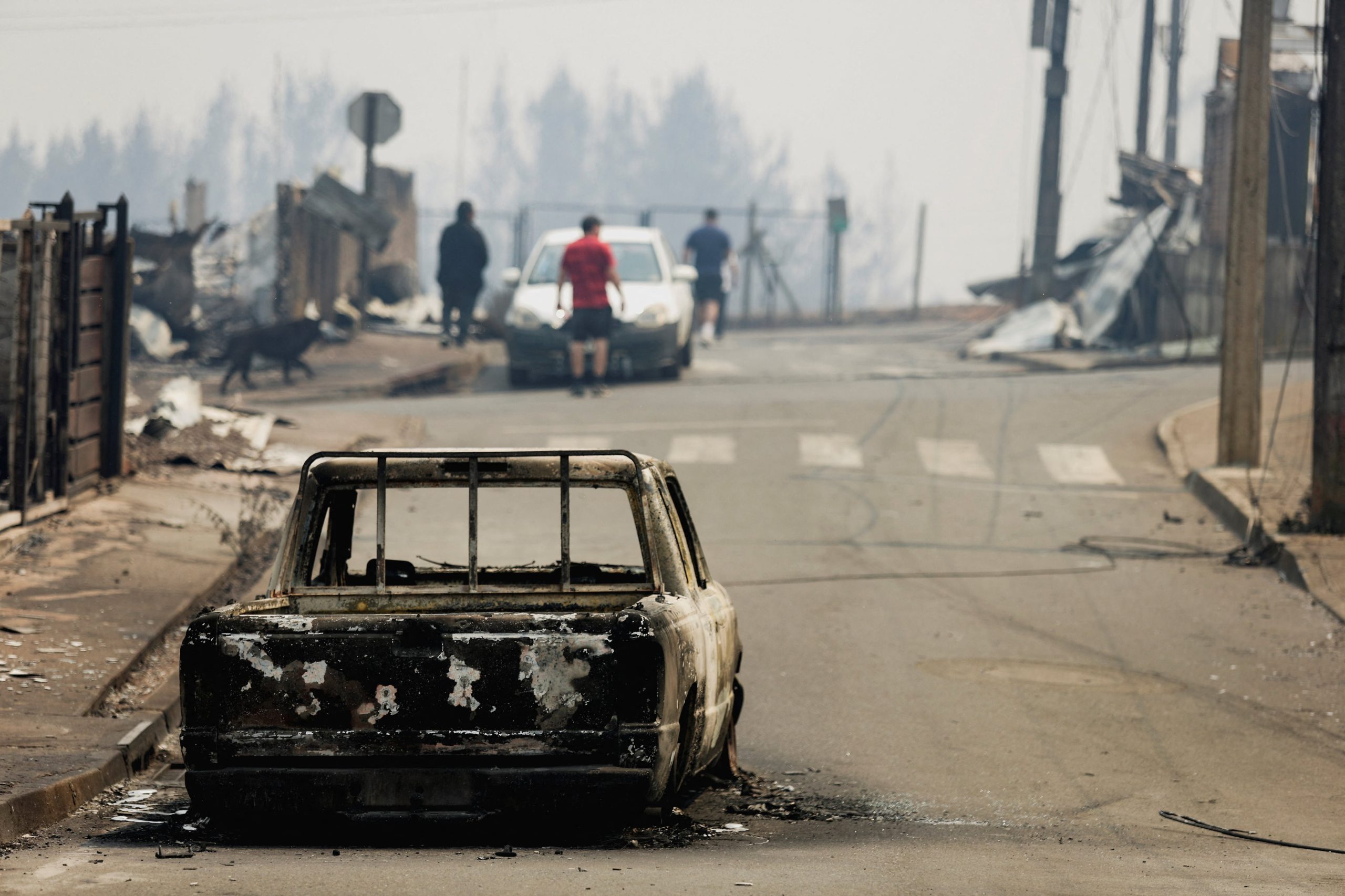 Un vehículo calcinado permanece en una calle tras los incendios forestales que obligaron a evacuaciones de emergencia en la región del Biobío (REUTERS/Juan Gonzalez)