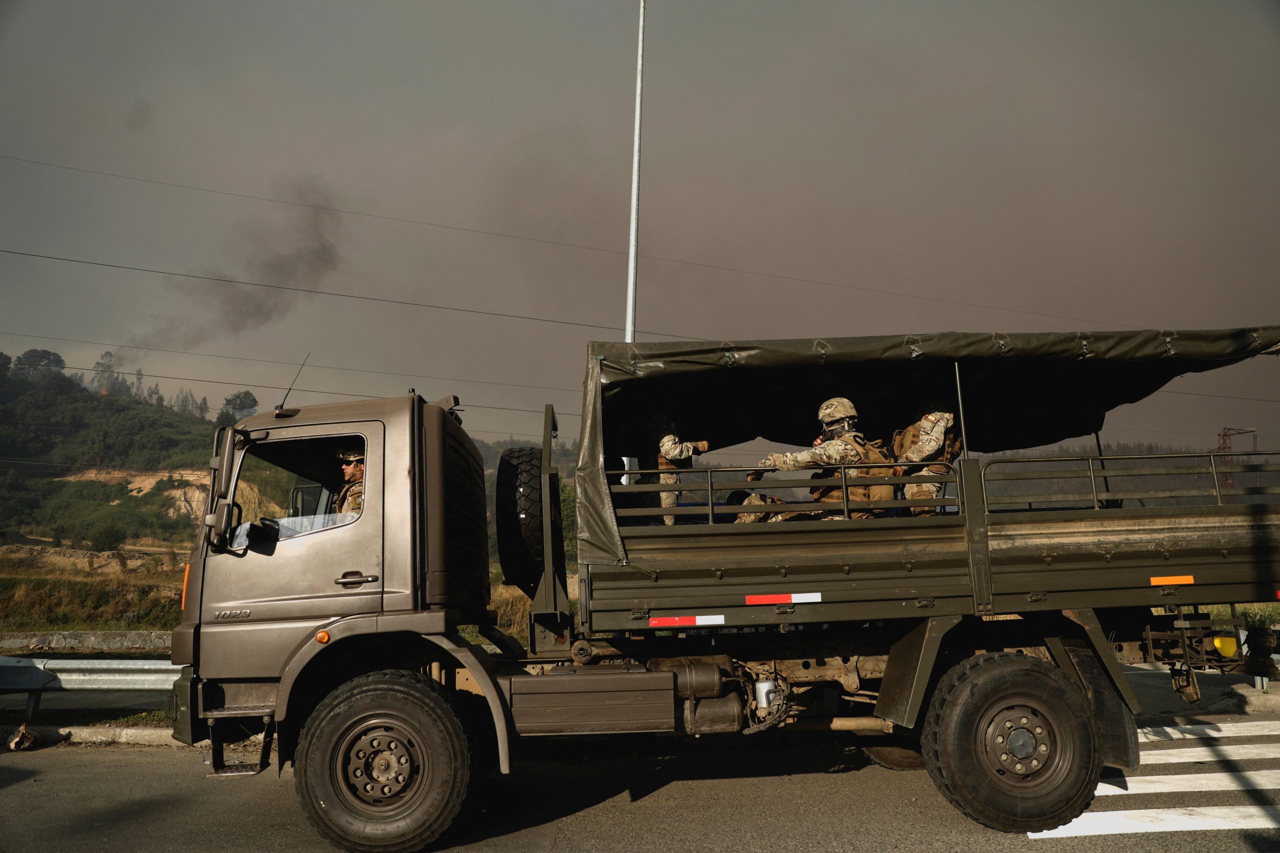 Miembros de las fuerzas armadas circulan entre el humo generado por incendios forestales que obligaron a miles a abandonar sus hogares (REUTERS/Juan Gonzalez)