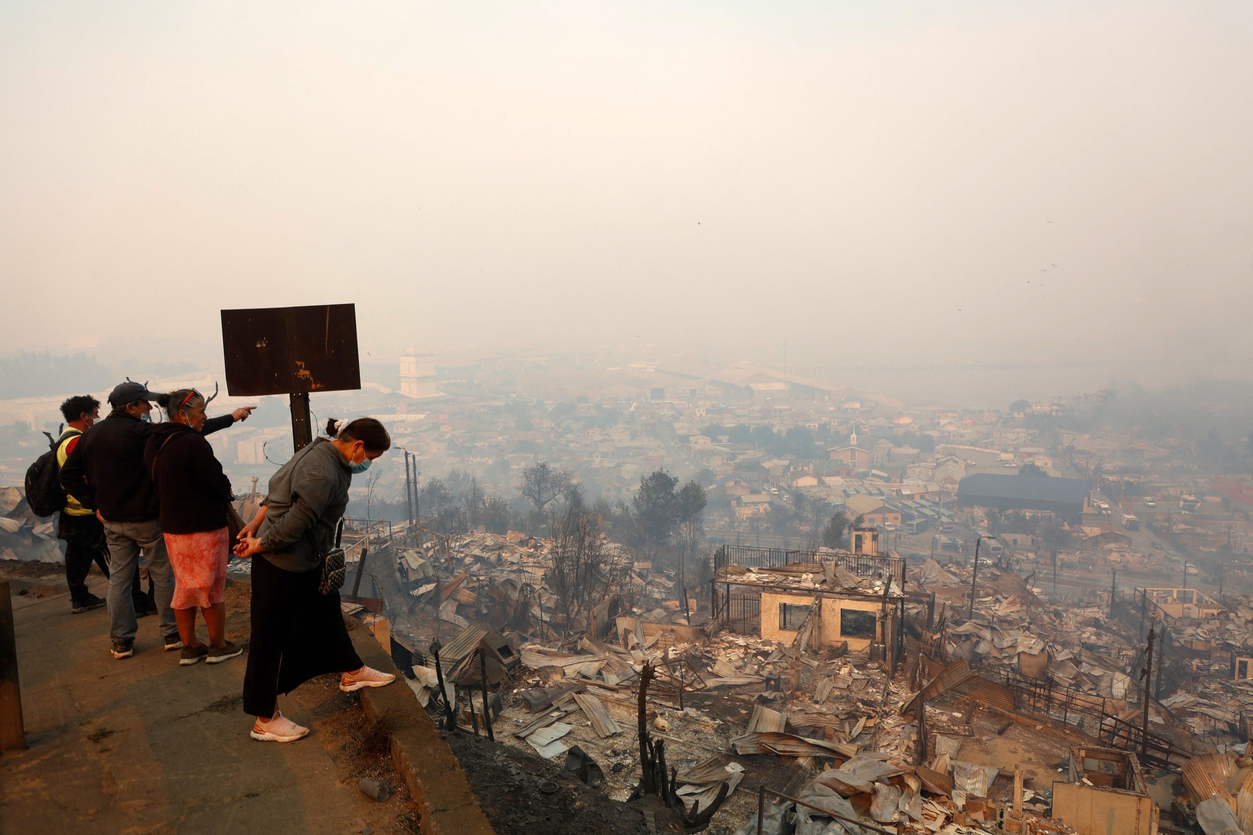 Familias evacúan sus hogares en medio del humo y las altas temperaturas en Concepción (RAUL BRAVO / AFP)