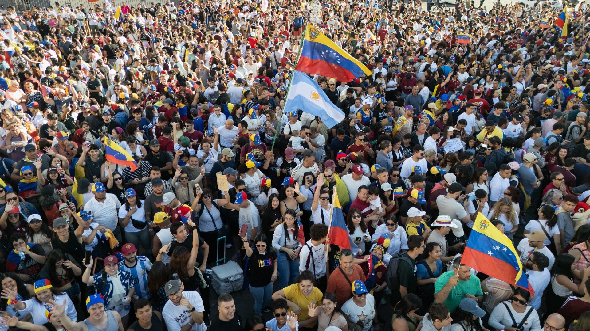 Líderes de organizaciones de derechos humanos acompañan el festejo y piden justicia por los crímenes cometidos en Venezuela